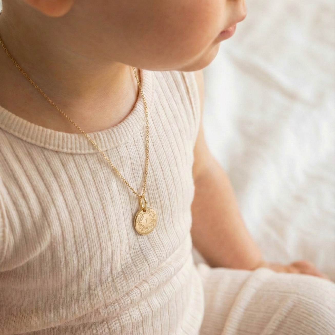 Medalla de bautismo corona de flores y su cruz