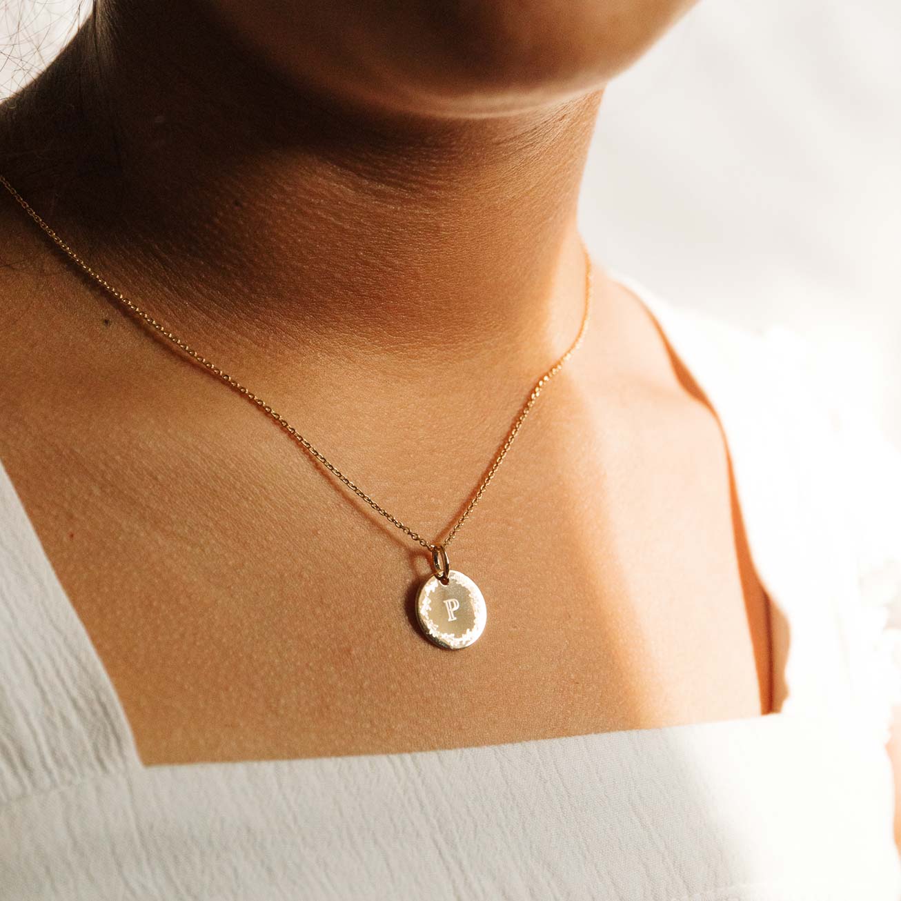 Medalla bautizo personalizada Corona y Hoja inicia