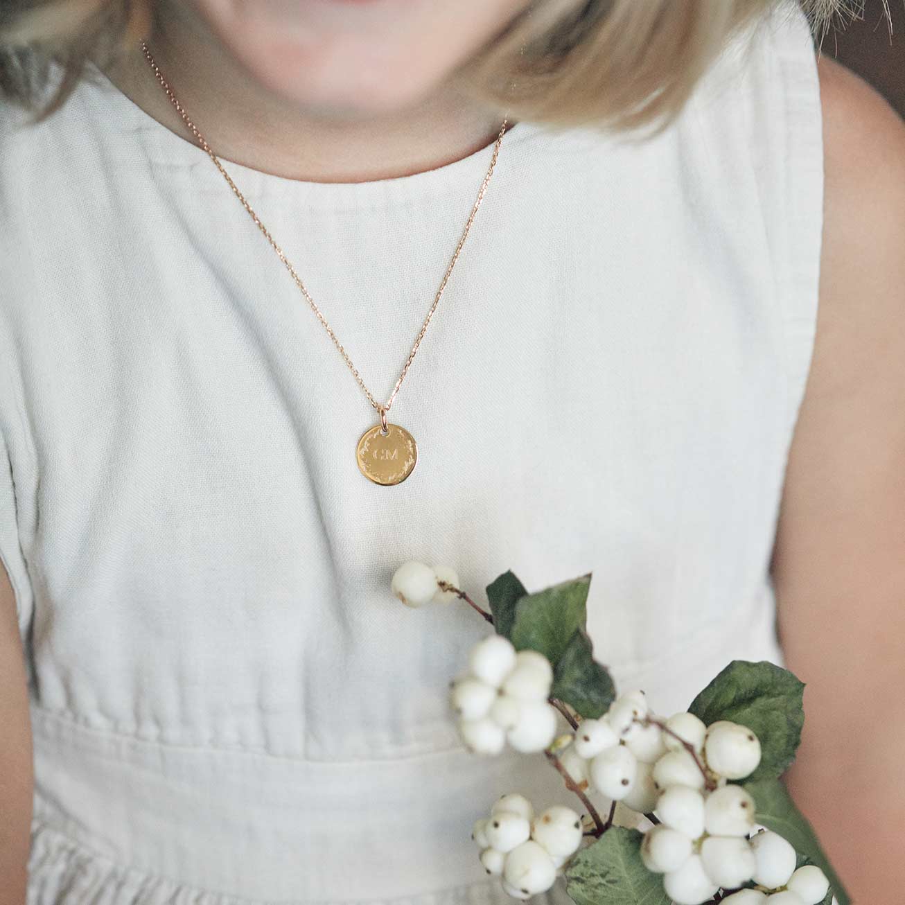 Medalla bautizo personalizada Corona y Hoja inicia