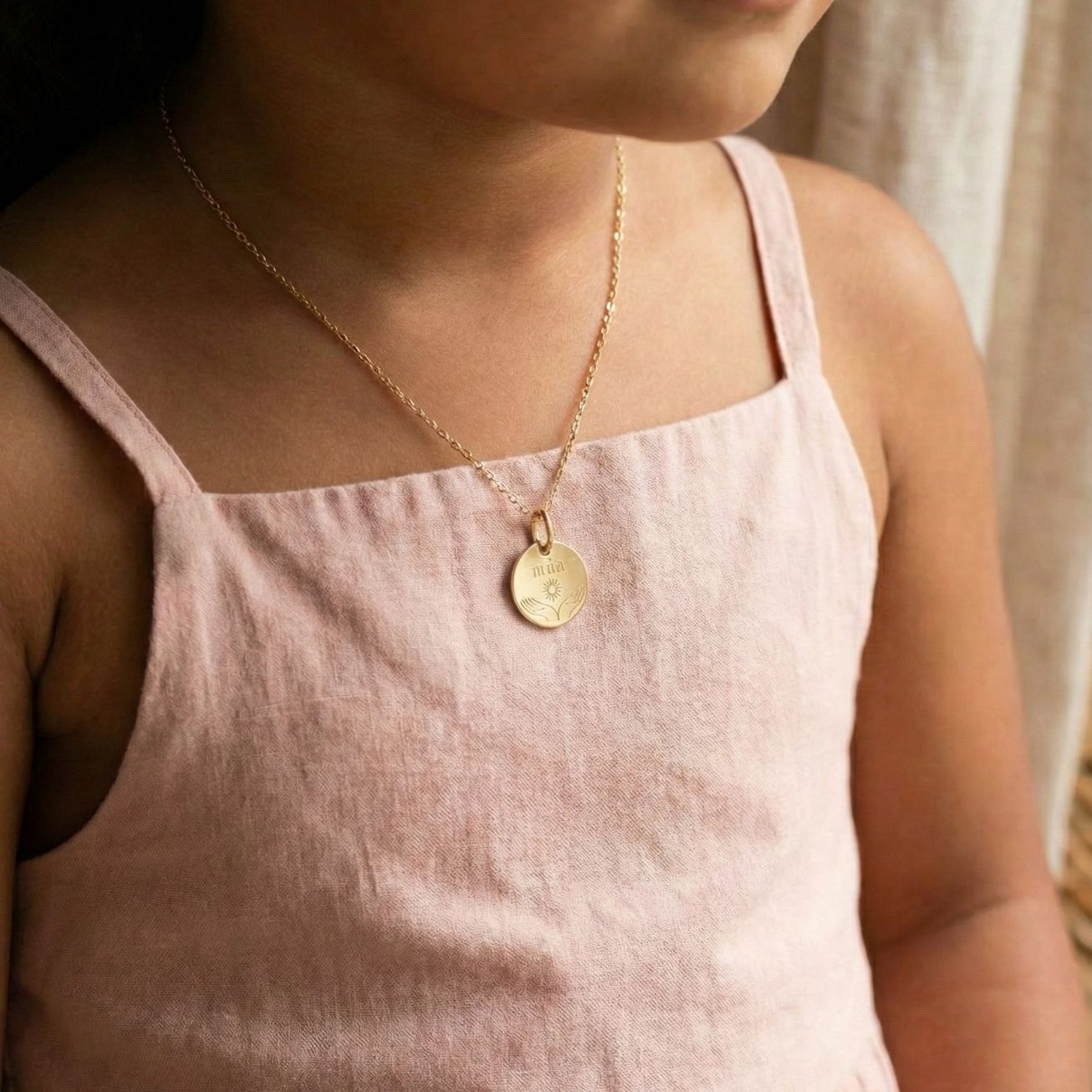 Medalla para bautizo <i>Manos abiertas</i> Nombre