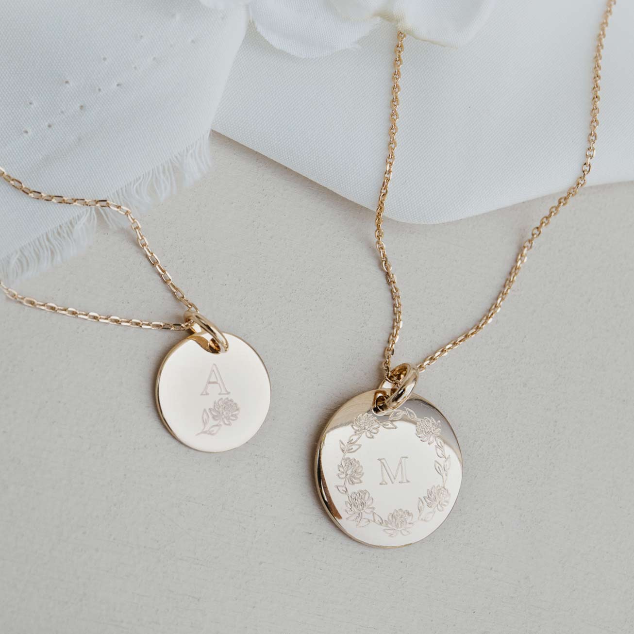 Joyas personalizadas dúo inciales con flores