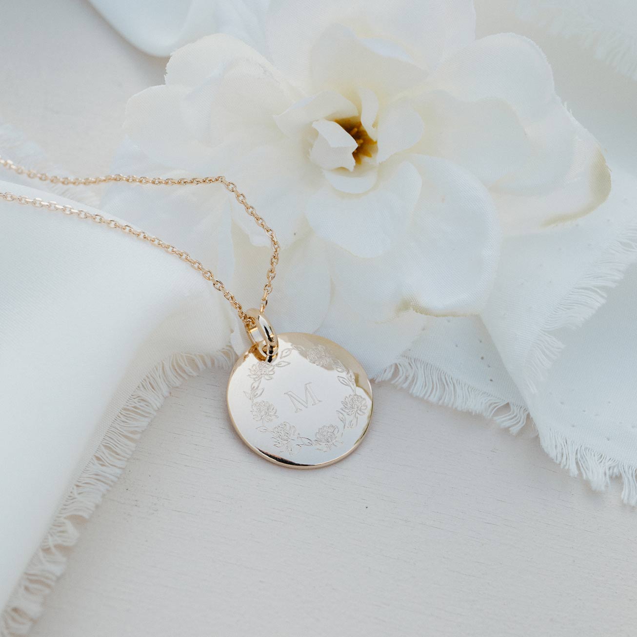 Joyas personalizadas dúo inciales con flores