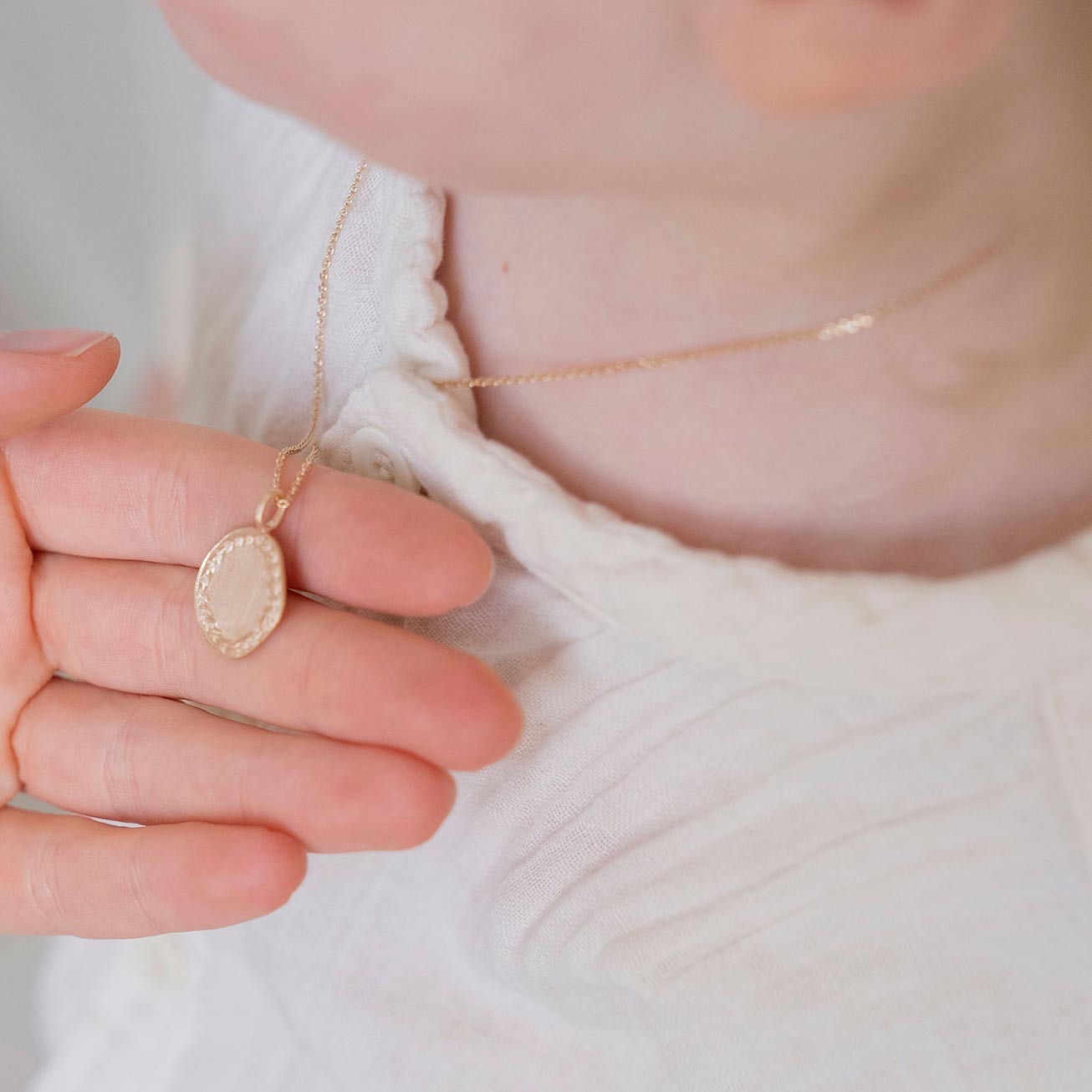 Medalla para niños corona inicial oro cepillado