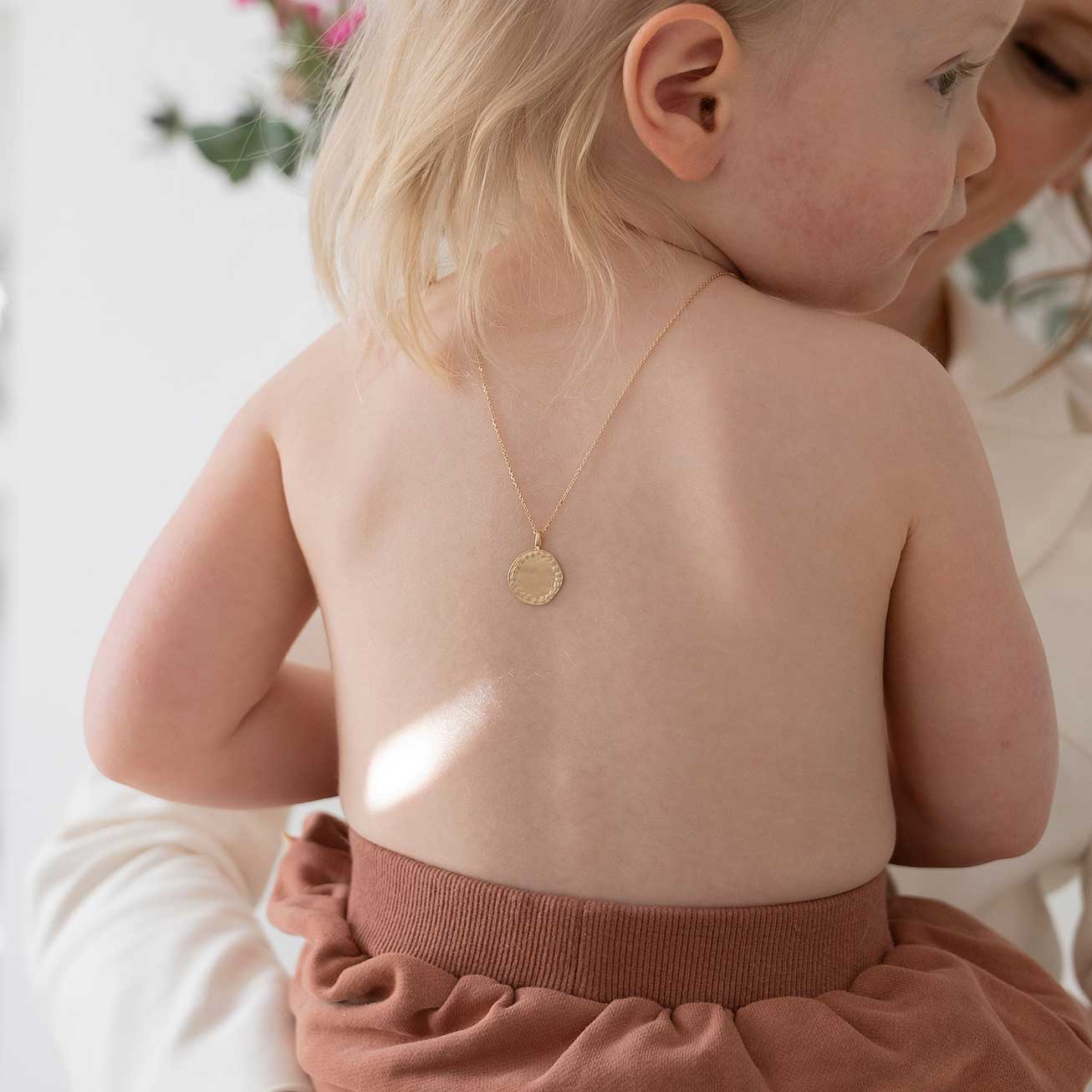 Medalla para niños corona inicial oro cepillado
