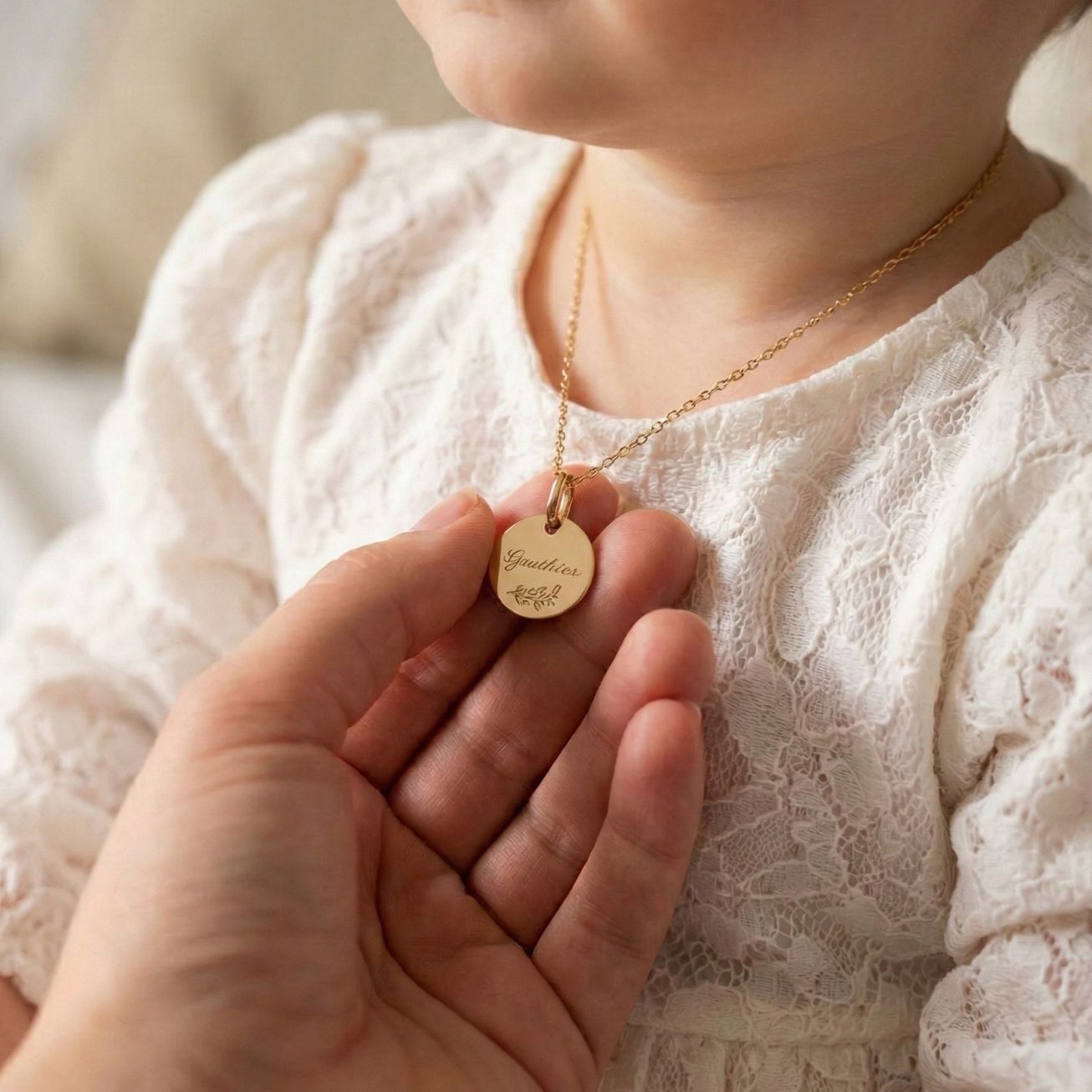 Medalla bautismo personalizada Nombre follaje 