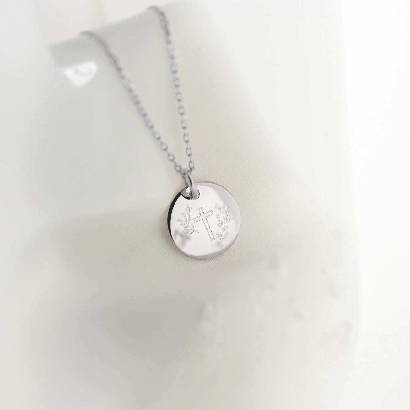Médaille baptême argent croix et feuilles