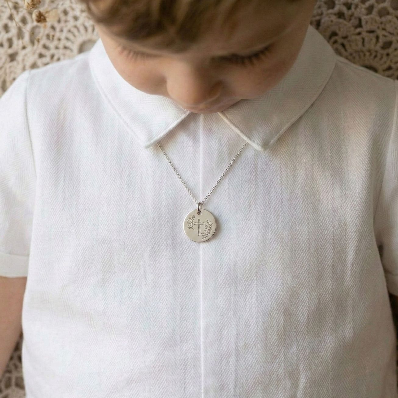 Medalla para bautizo Cruz y Hojas plata