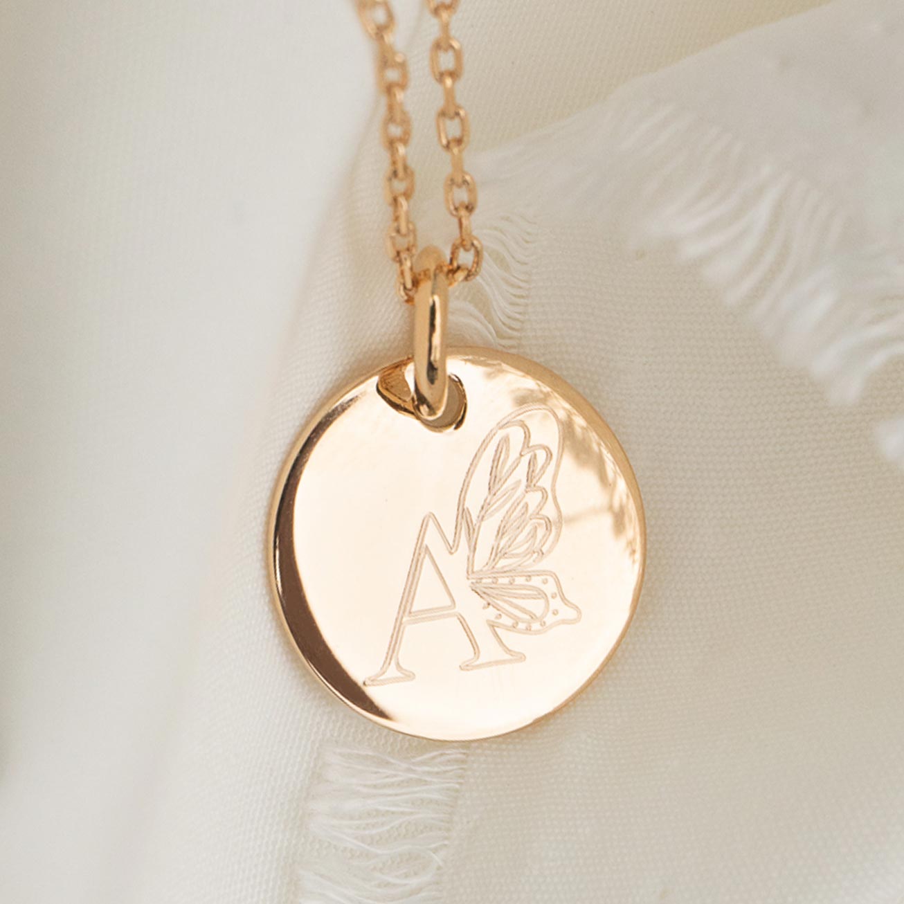 Médaille baptême personnalisée lettrine papillon