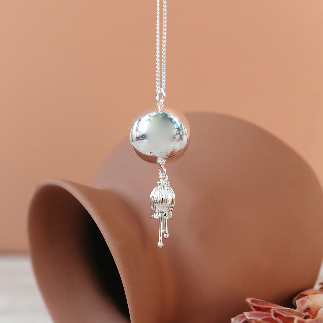 Llamador de angeles <i>Lily-Majalis</i> bañado de 