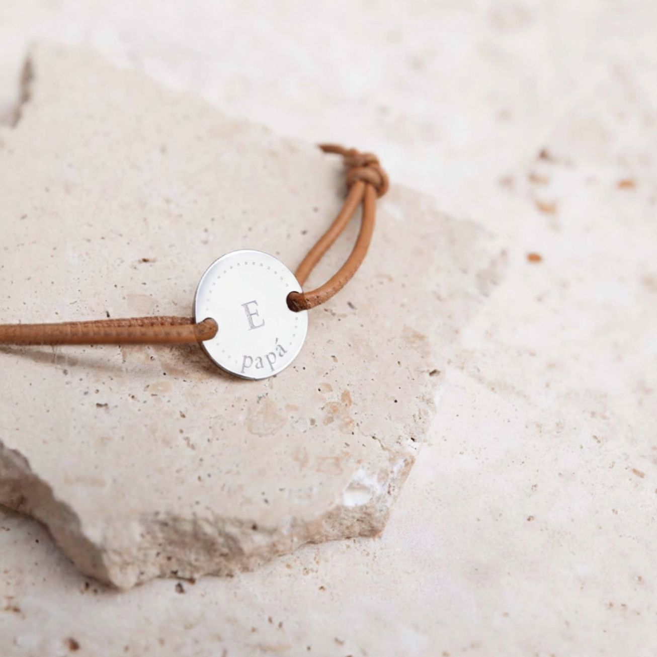 Pulsera Papá con iniciales en cordón de cuero
