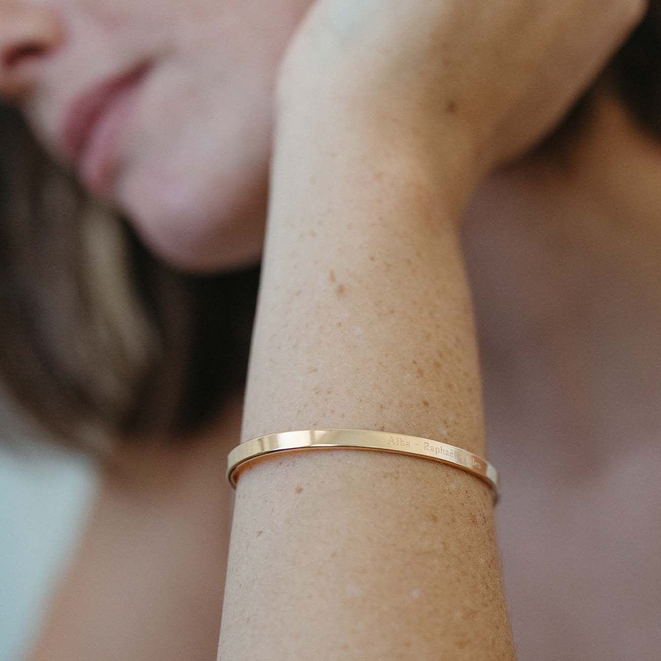 Brazalete personalizado <i>nombres</i> chapado de 