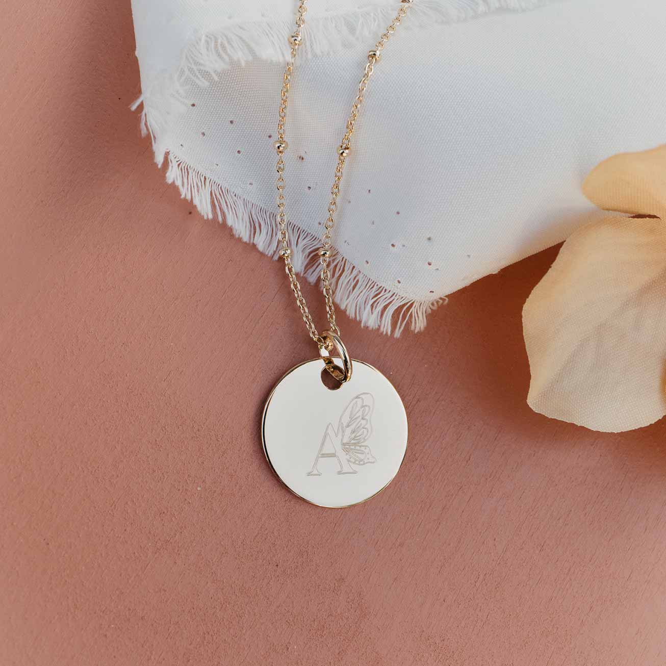Medalla personalizada inicial <i>Mariposa</i> 20 m