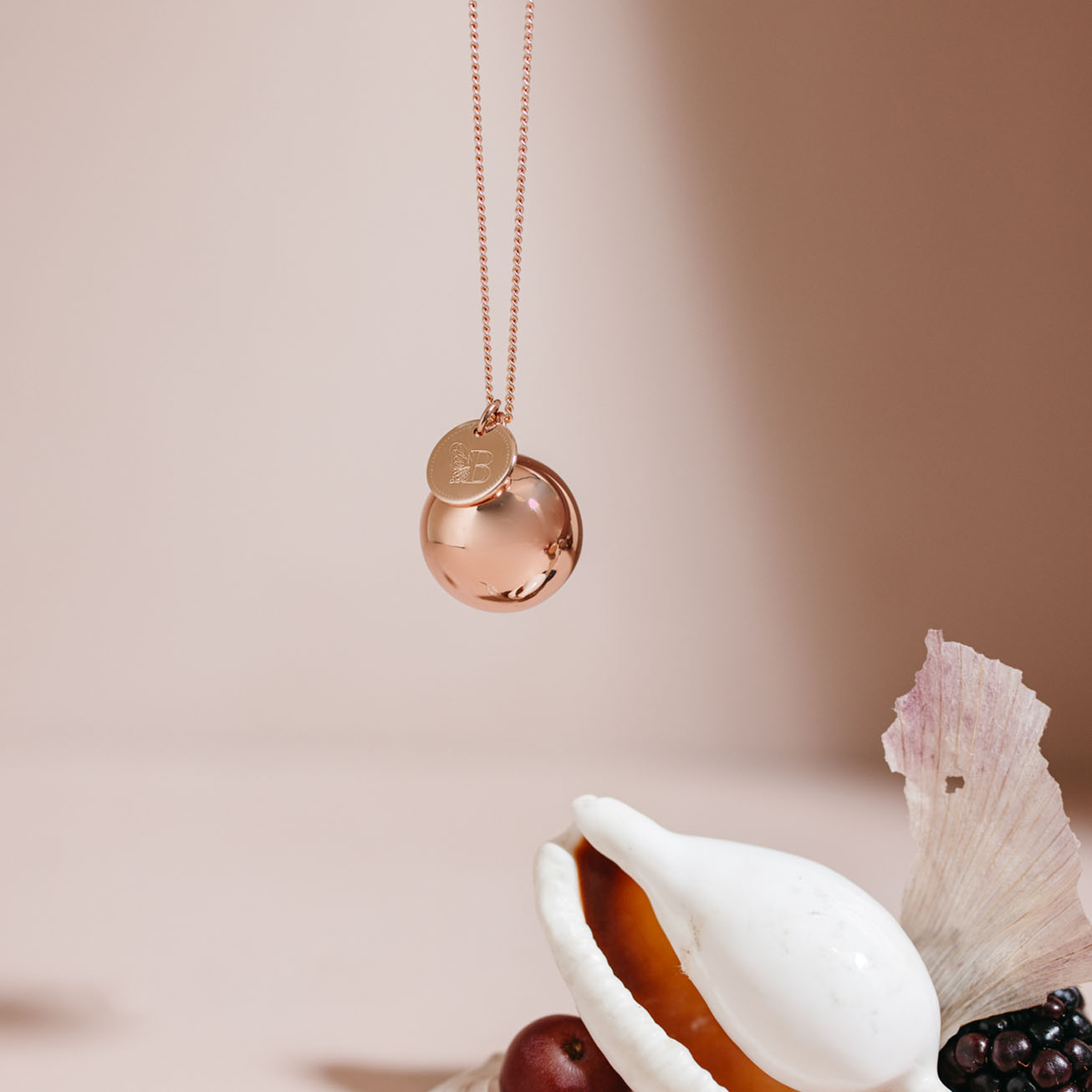 Llamador de ángeles <i>Mariana</i> oro rosa person