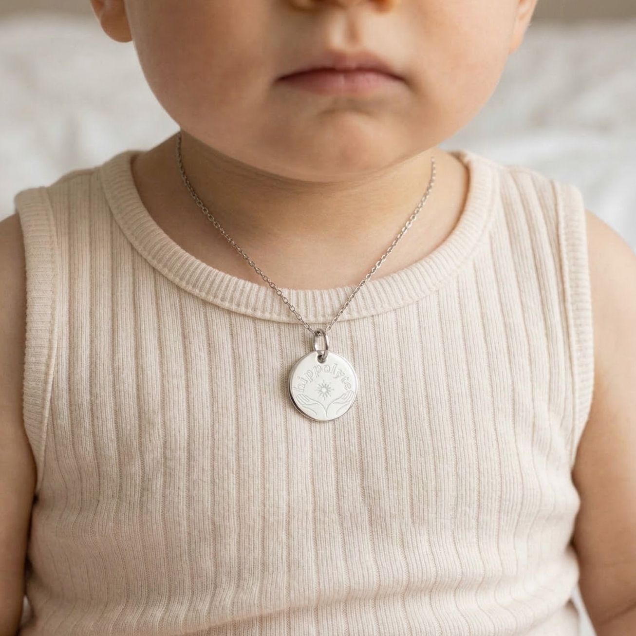 Medalla de bautizo <i>Manos abiertas</i> plata mac