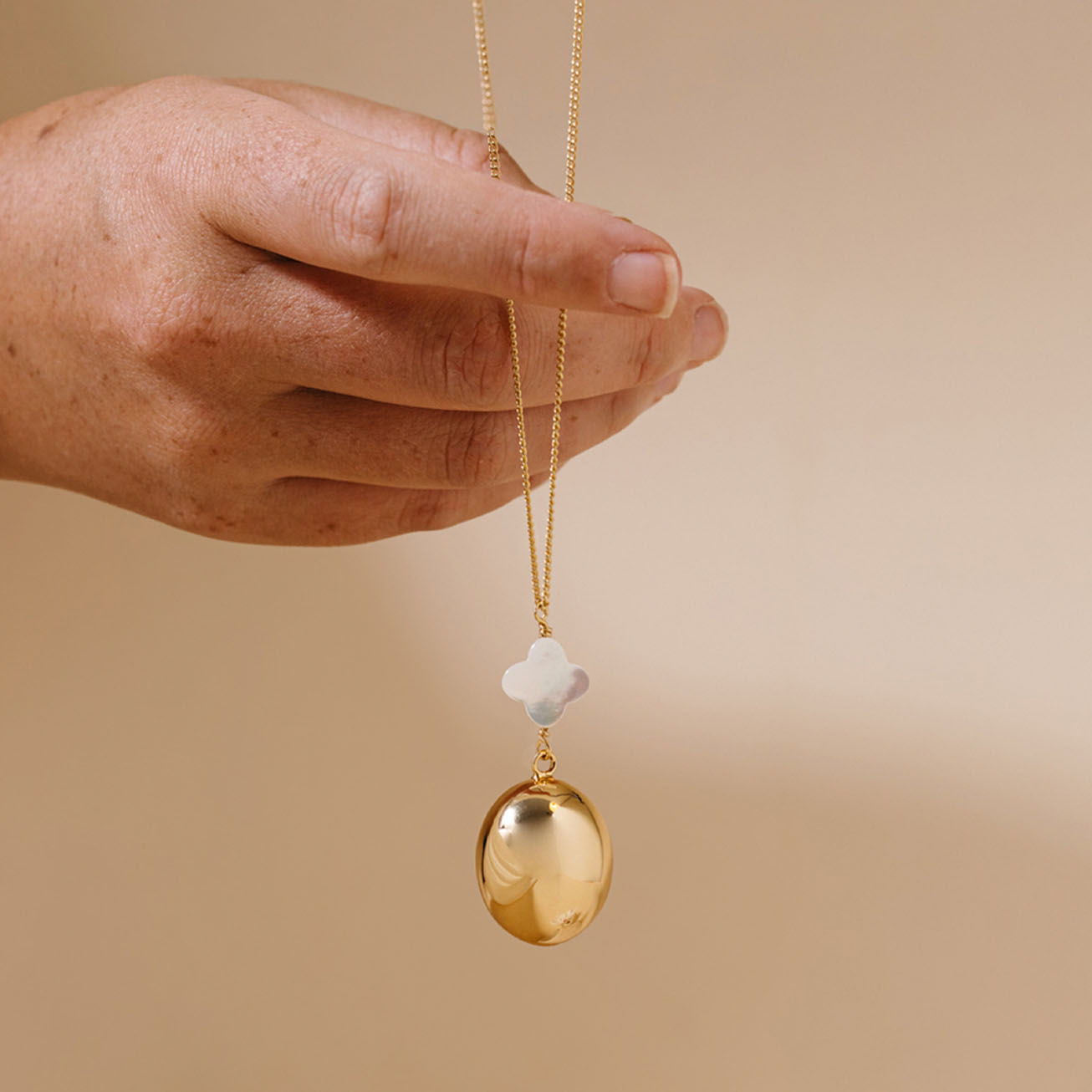 Llamador de ángeles <i>Romy</i> dorado con nácar