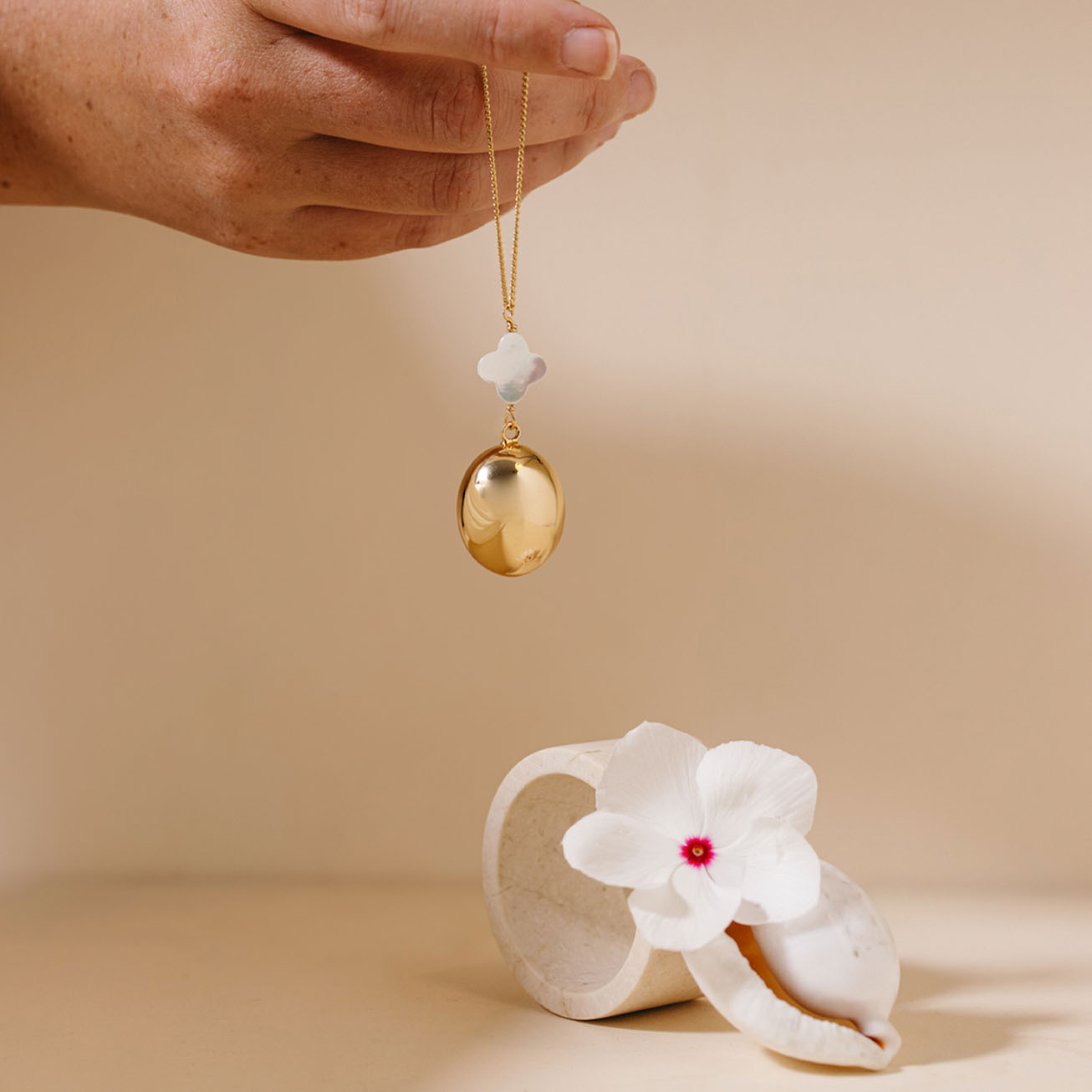 Llamador de ángeles <i>Romy</i> dorado con nácar