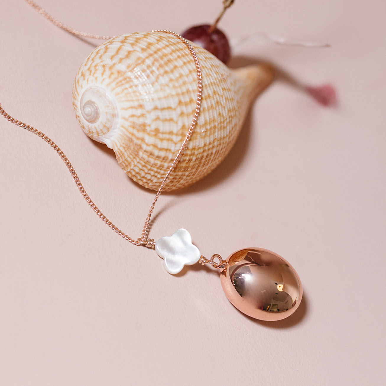 Llamador de ángeles <i>Romy</i> oro rosa con nácar