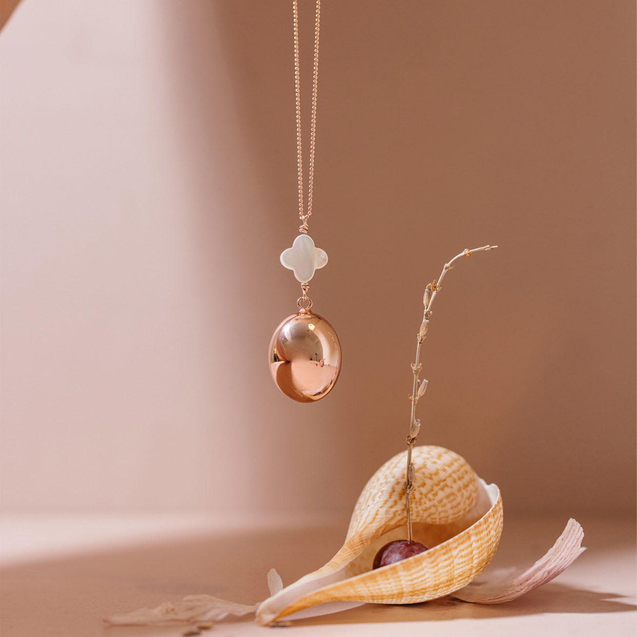 Llamador de ángeles <i>Romy</i> oro rosa con nácar