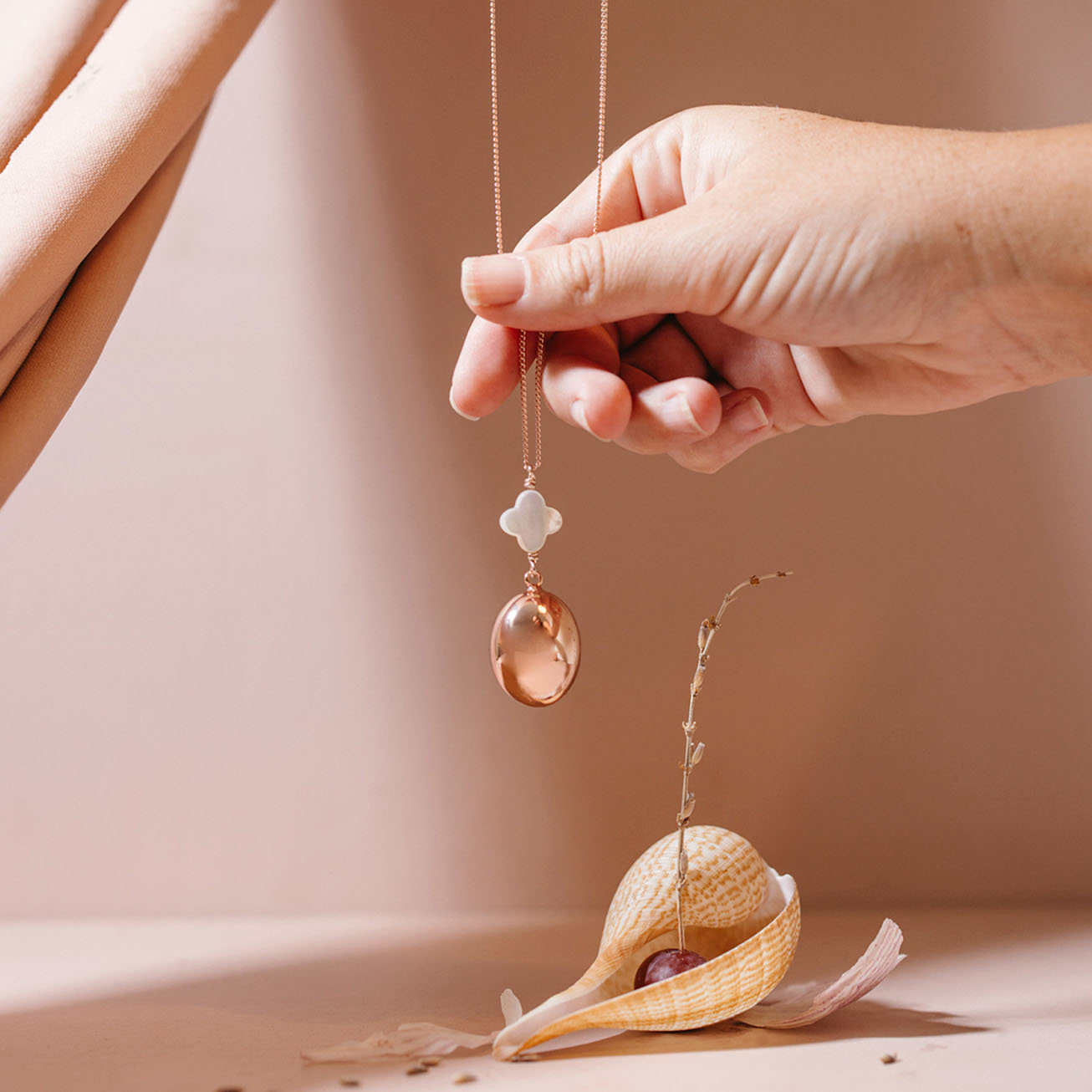 Llamador de ángeles <i>Romy</i> oro rosa con nácar