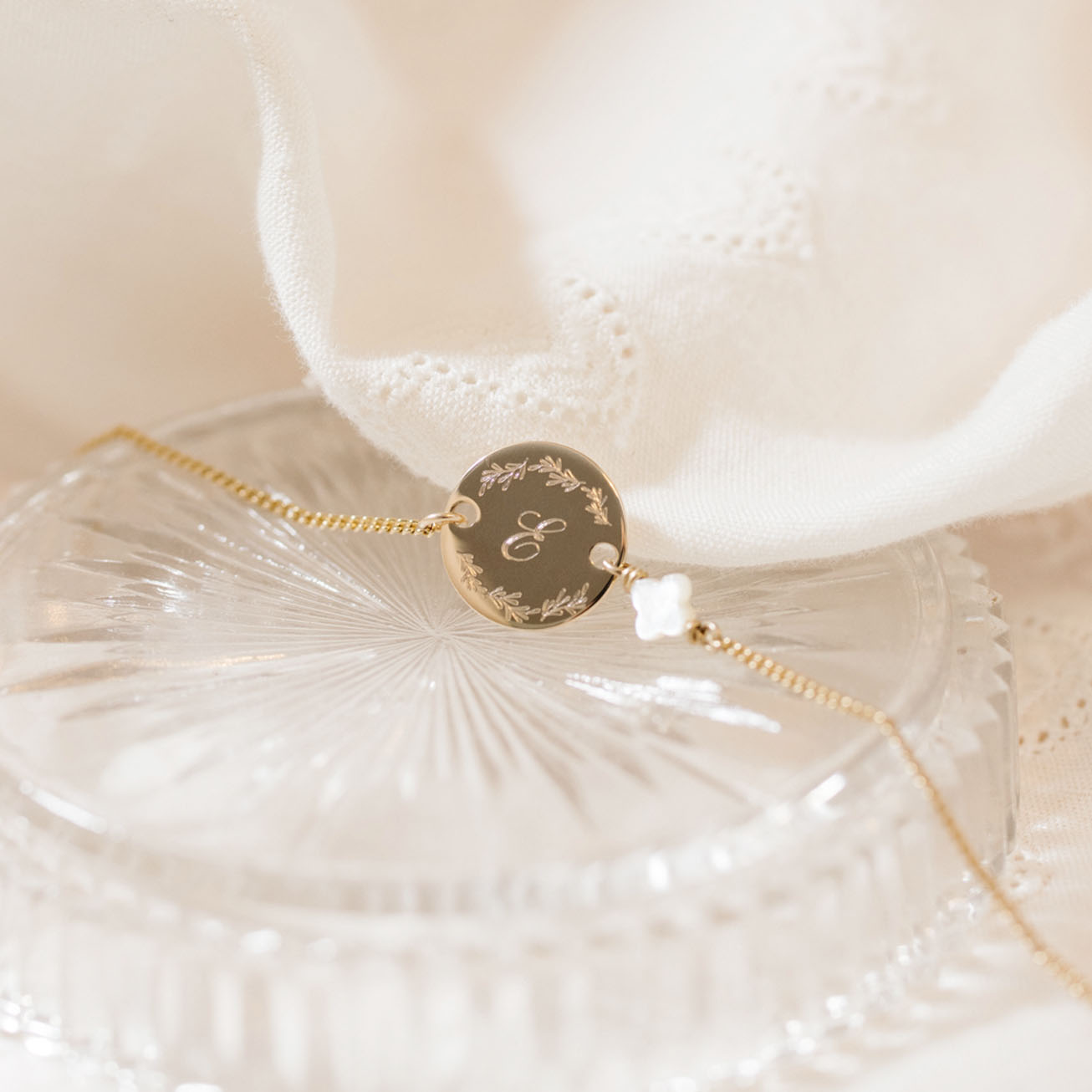 Pulsera de bautizo personalizada con corona y náca