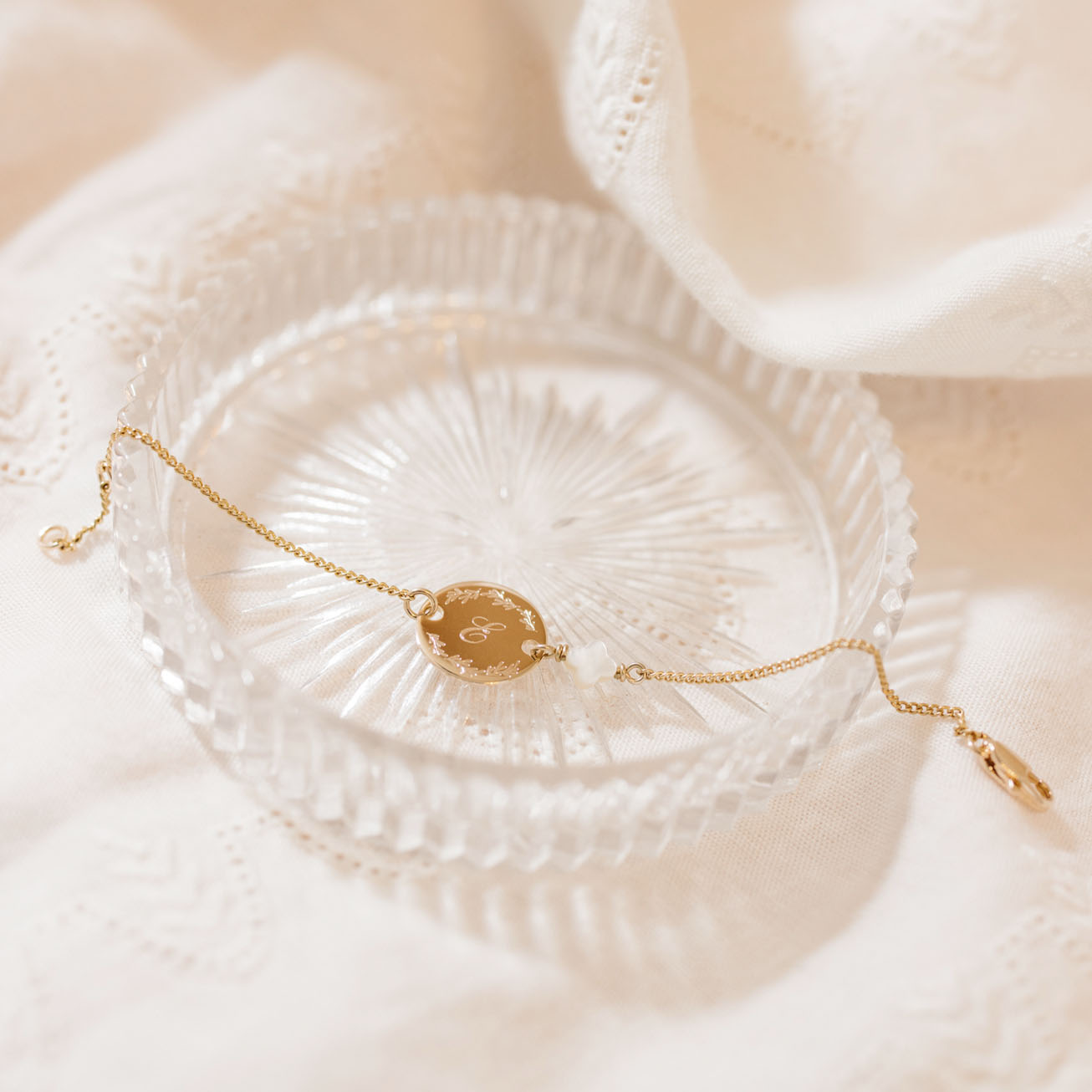 Pulsera de bautizo personalizada con corona y náca