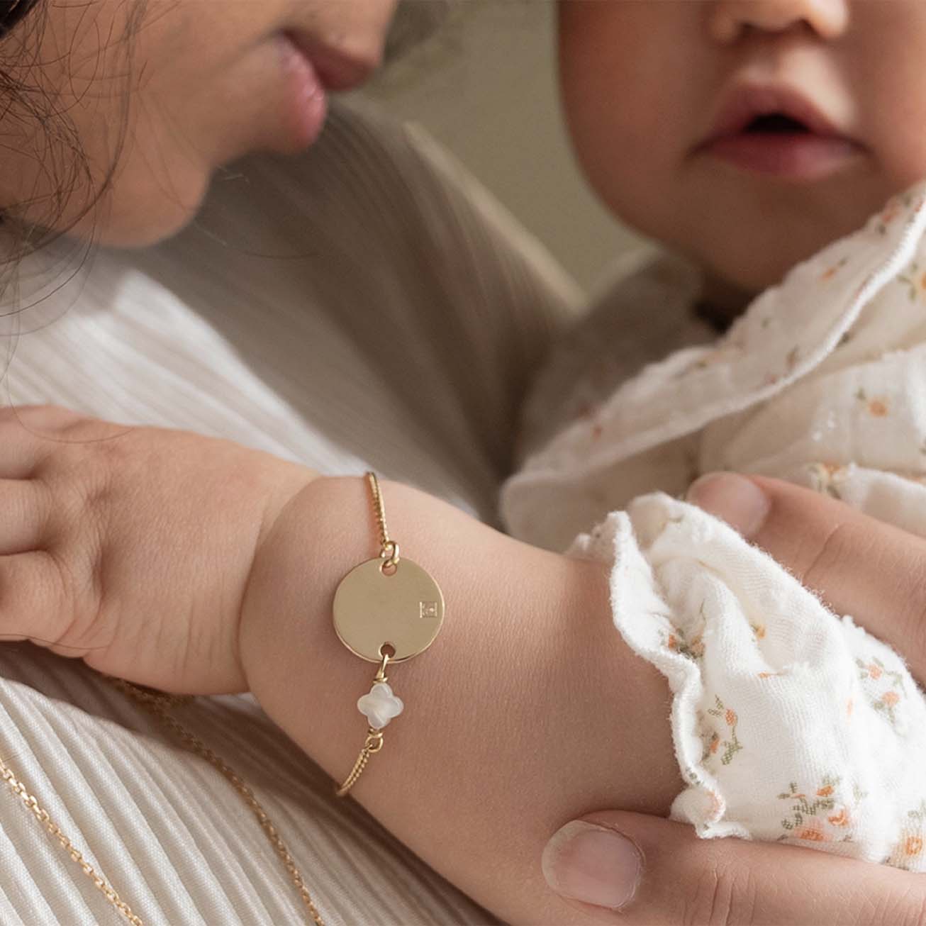 Pulsera de bautizo personalizada con corona y náca