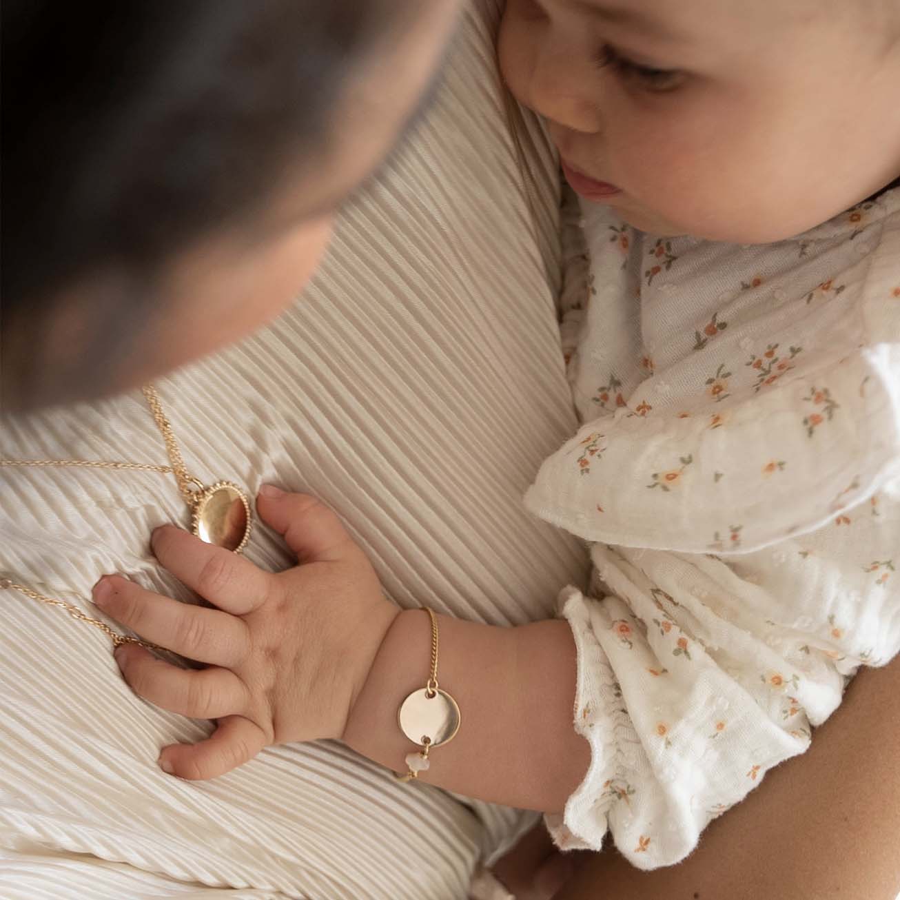 Pulsera de bautizo personalizada con corona y náca