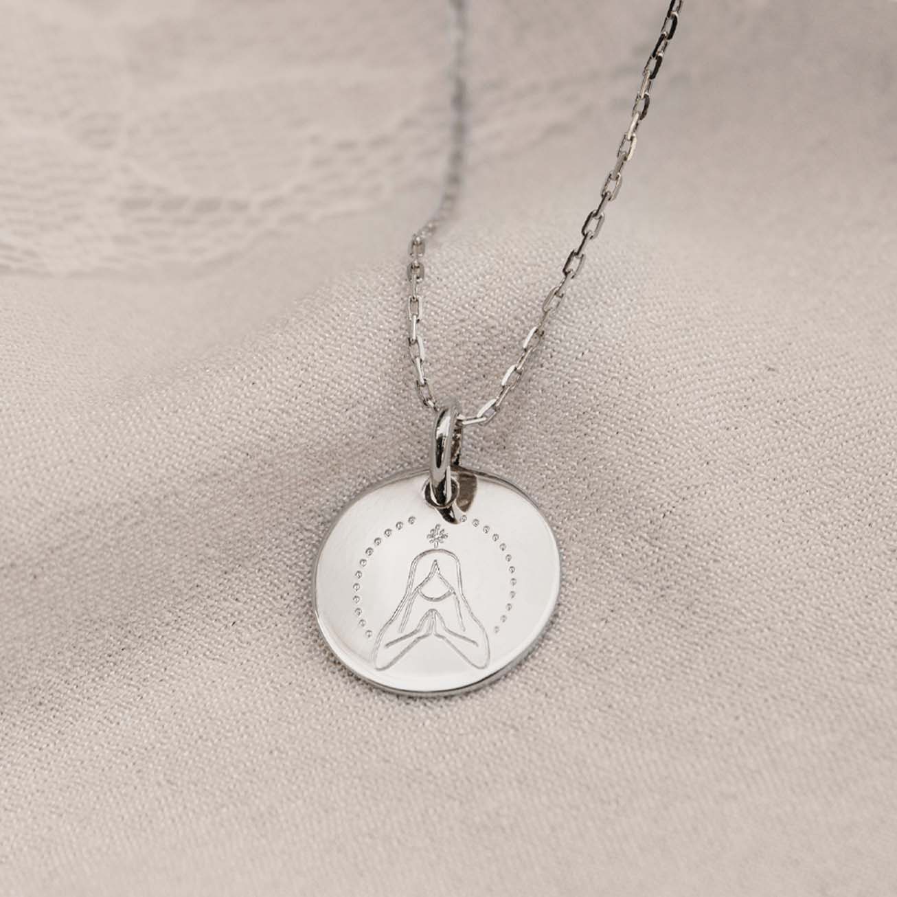 Medalla bautizo <i>Virgen bondadosa</i> plata 925