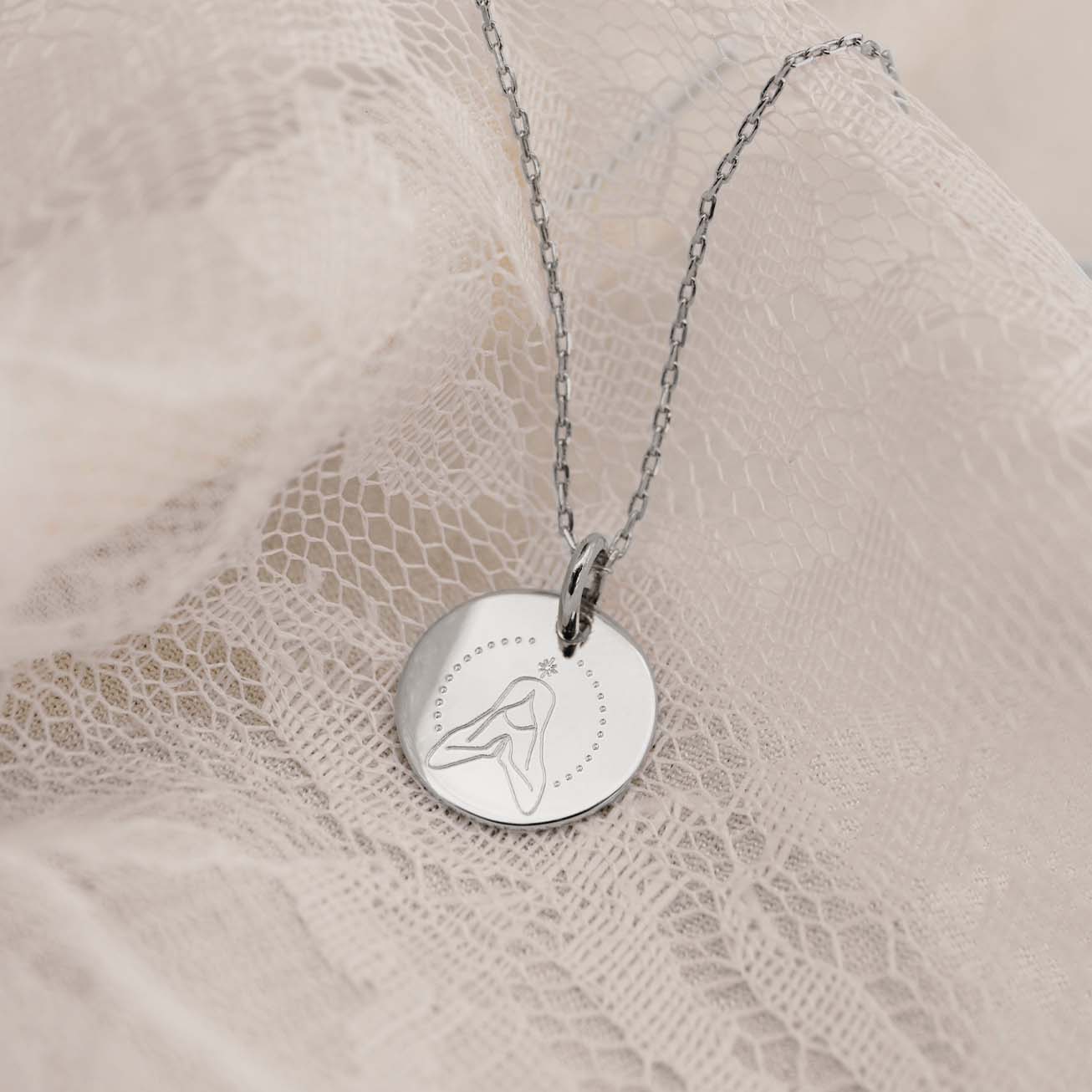 Medalla bautizo <i>Virgen bondadosa</i> plata 925