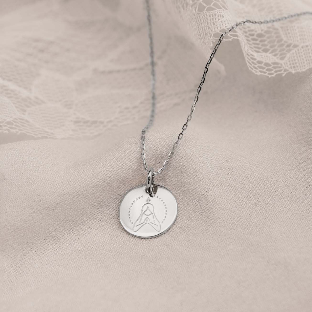 Medalla bautizo <i>Virgen bondadosa</i> plata 925