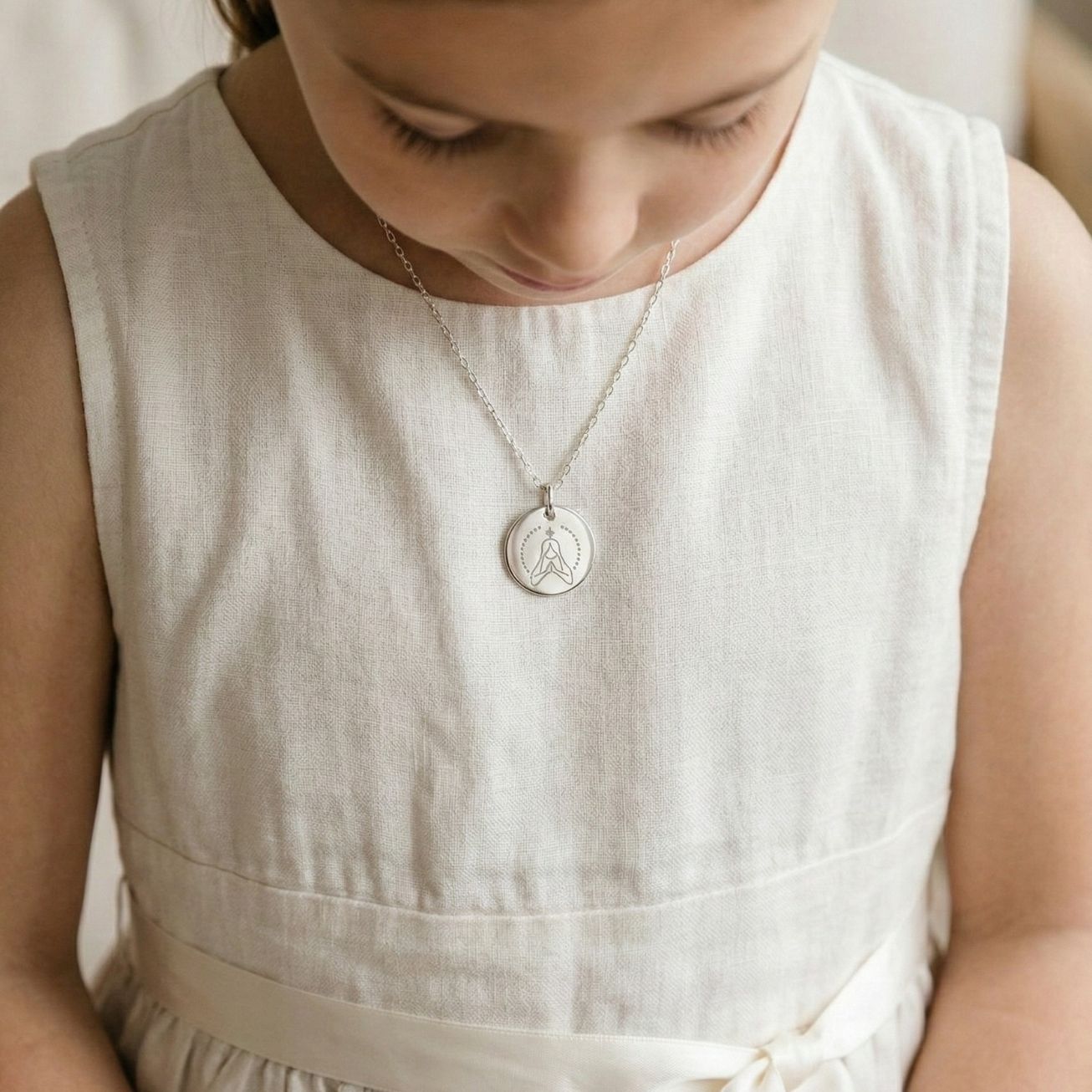 Medalla bautizo <i>Virgen bondadosa</i> plata 925