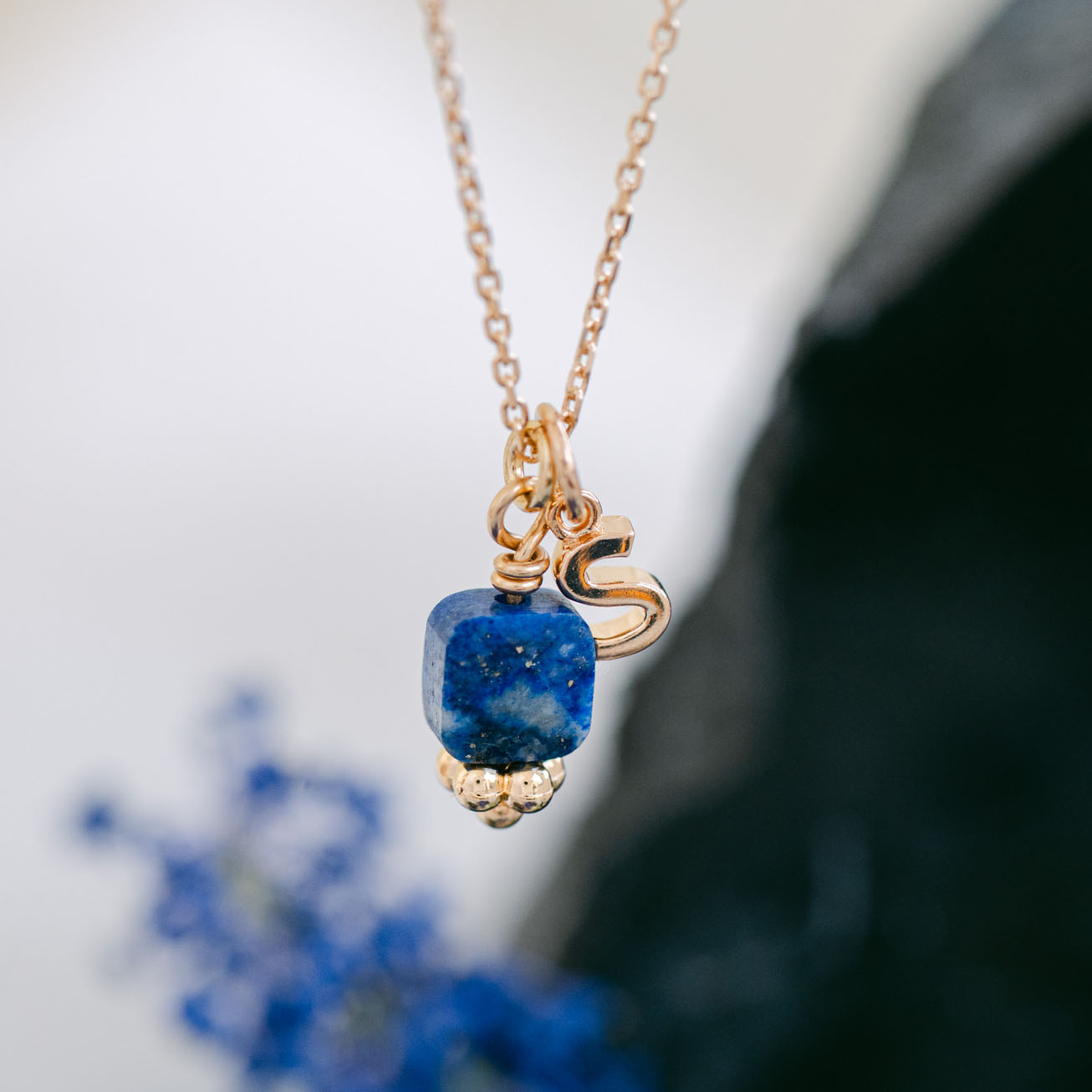 Colgante Inicial Lapislazuli chapado en oro