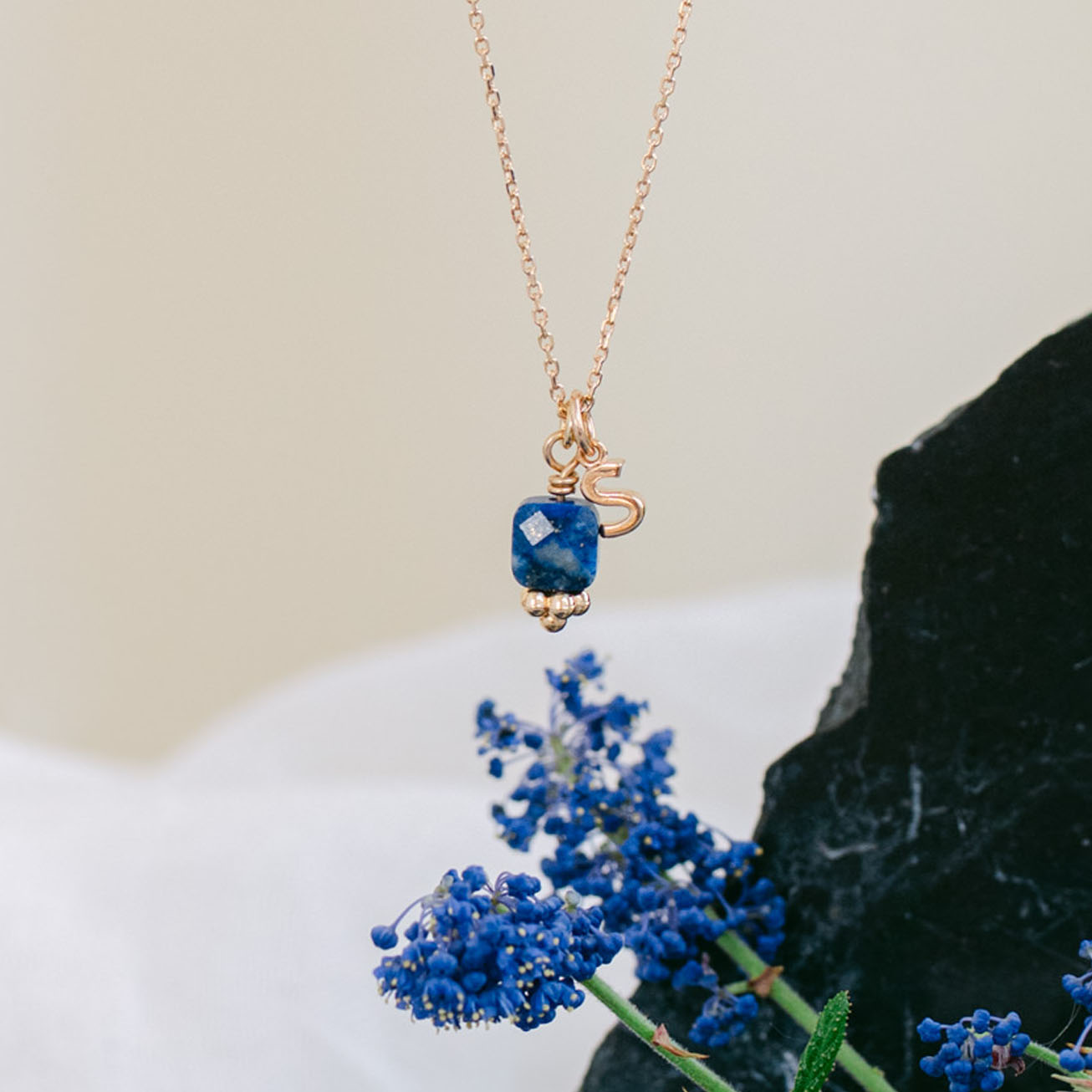Colgante Inicial Lapislazuli chapado en oro