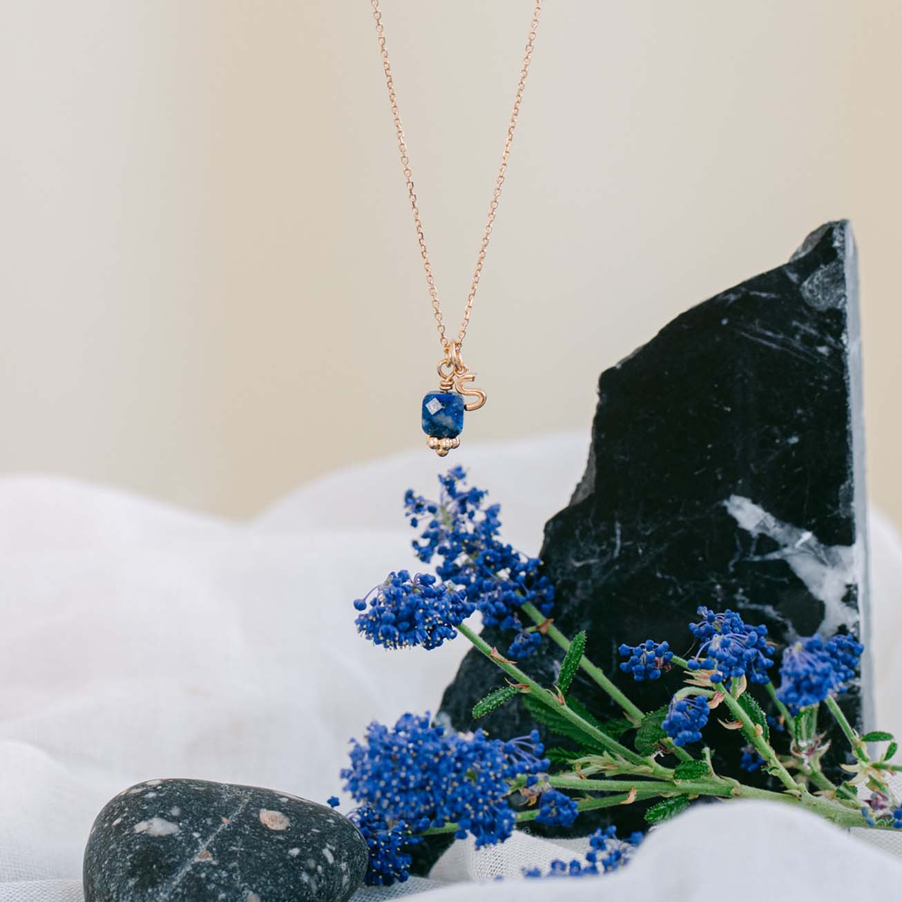 Colgante Inicial Lapislazuli chapado en oro