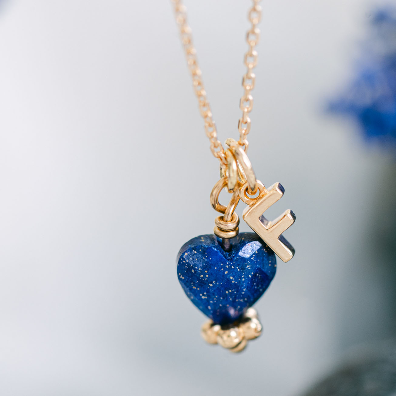 Collar inicial y corazón <i>Lapislazuli</i> chapad