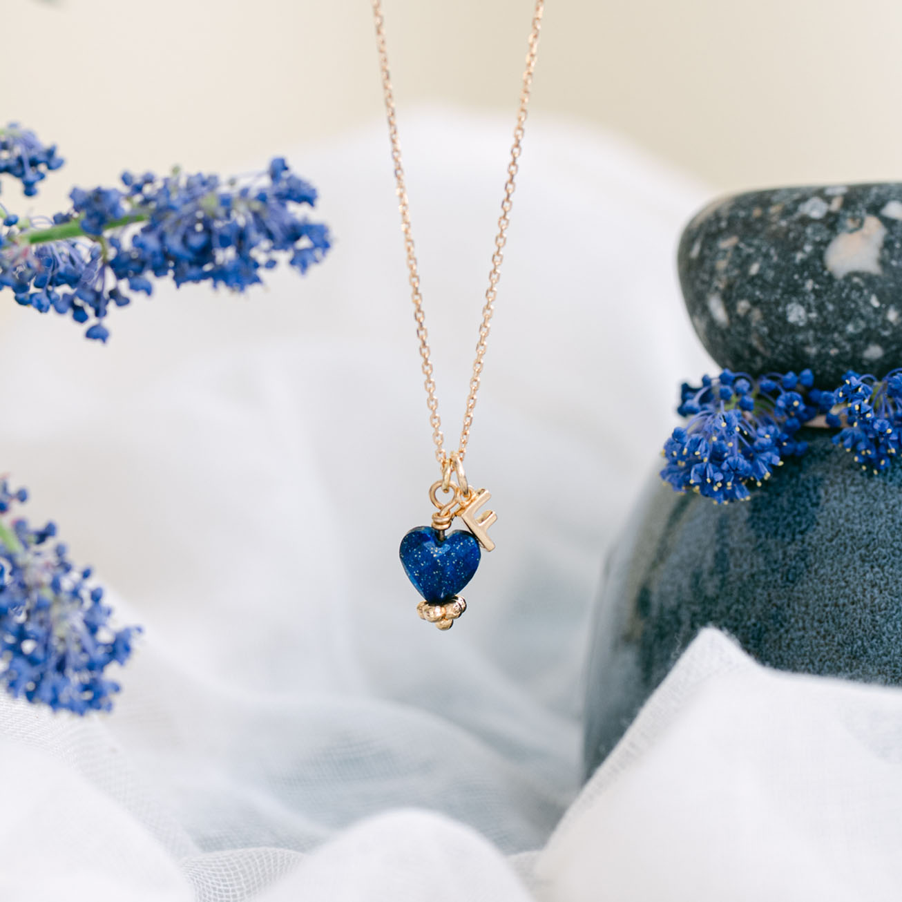 Collar inicial y corazón <i>Lapislazuli</i> chapad