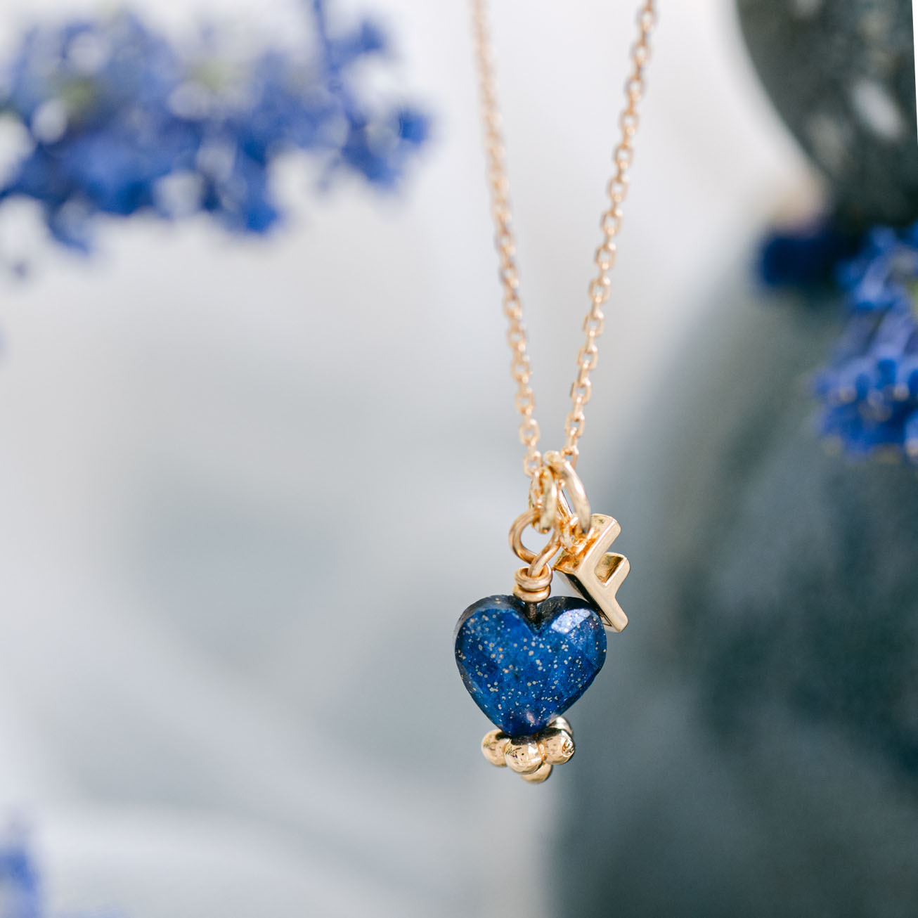 Collar inicial y corazón <i>Lapislazuli</i> chapad