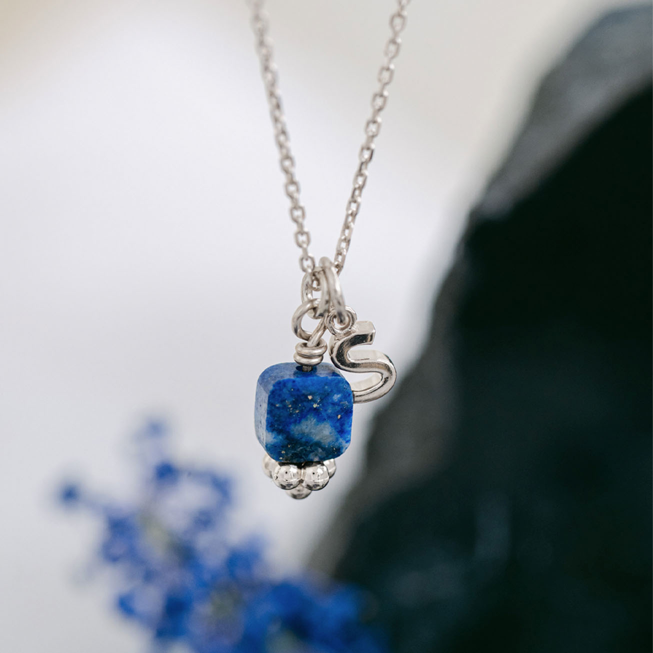 Collar de plata Inicial Lapislazuli cuadrada