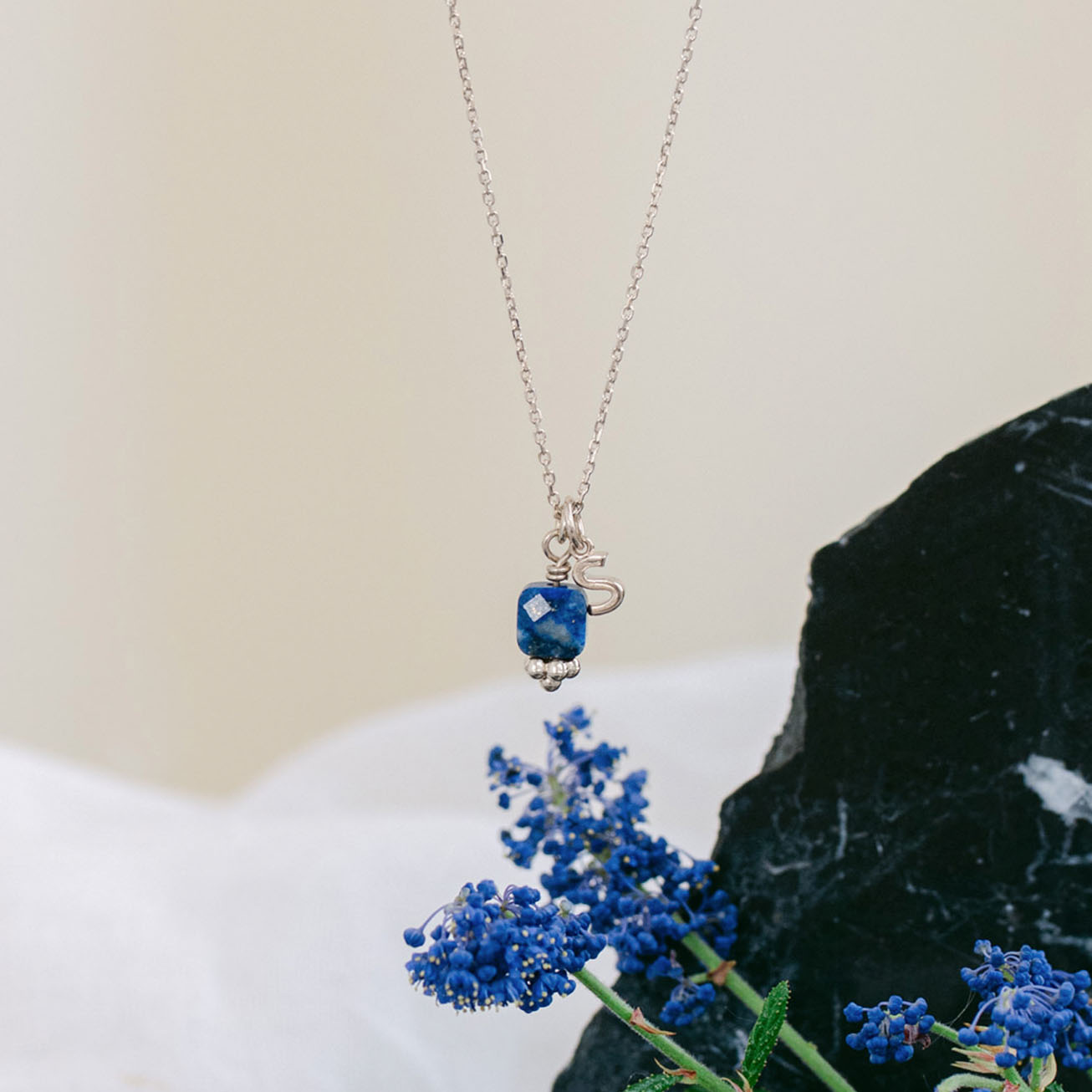 Collar de plata Inicial Lapislazuli cuadrada