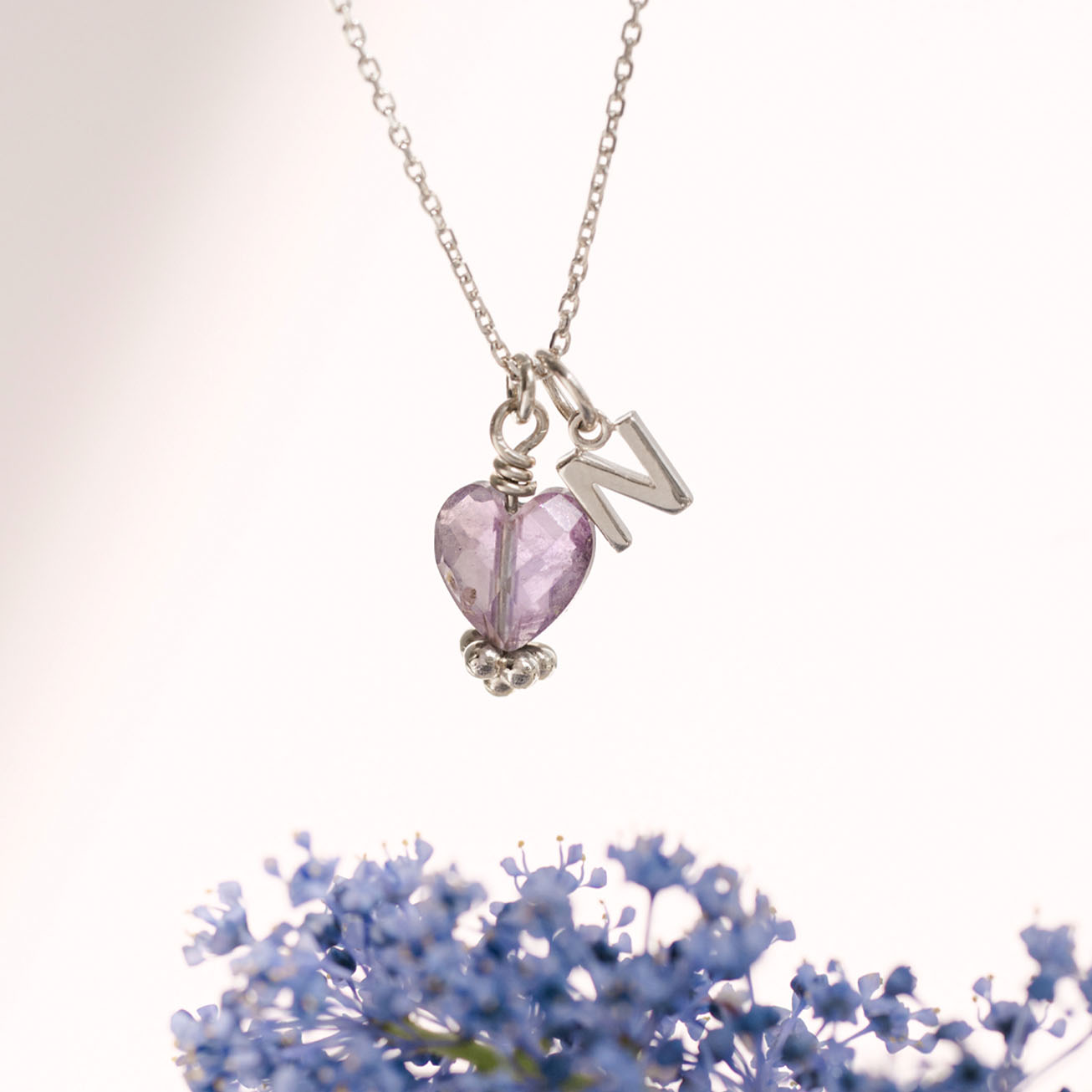 Collar Inicial plata y piedra <i>Amatista corazón<