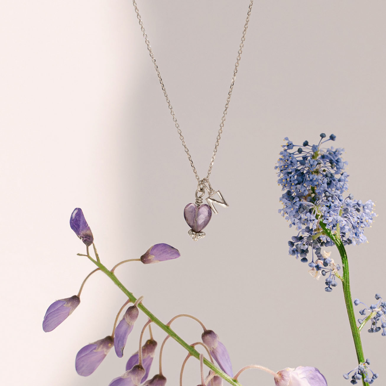 Collar Inicial plata y piedra <i>Amatista corazón<