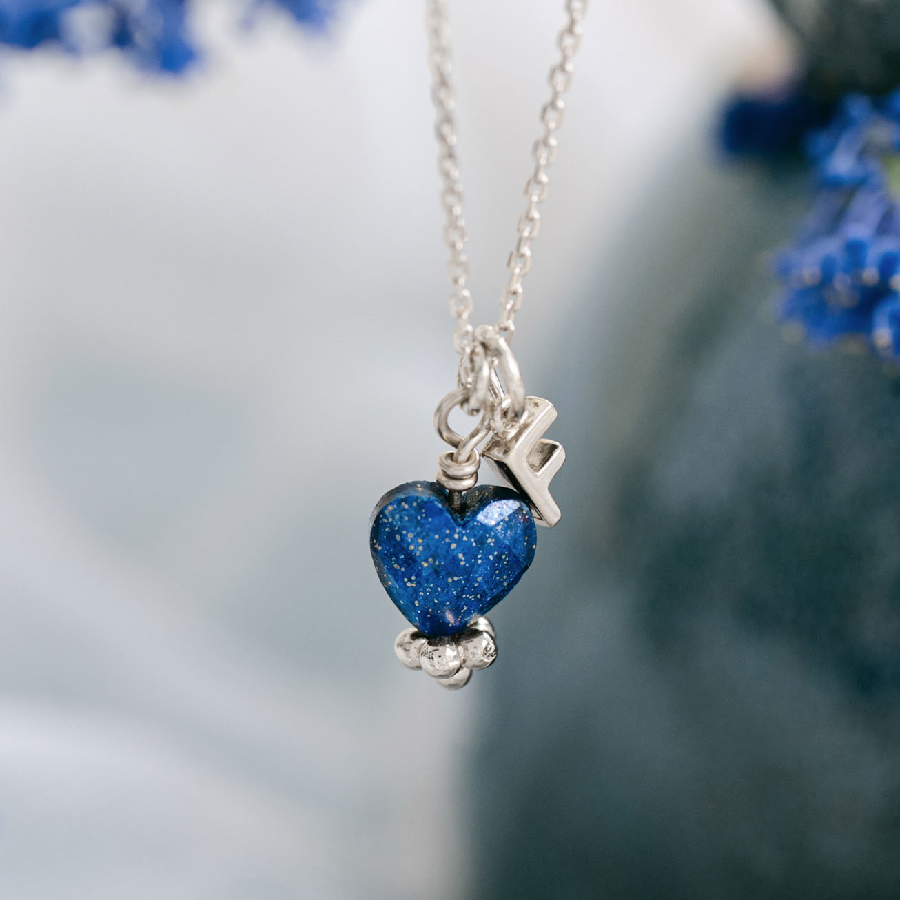 Collar inicial y corazón <i>Lapislázuli</i> plata