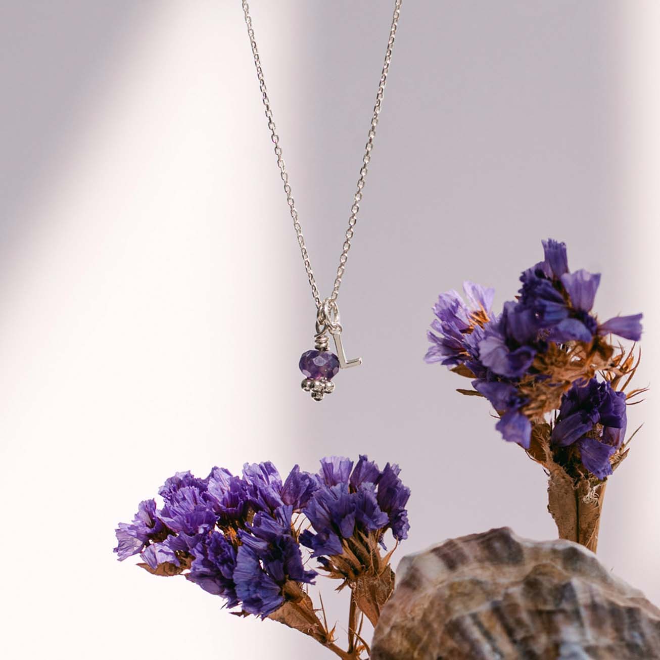 Colgante personalizado Inicial <i>Amatista</i> pla