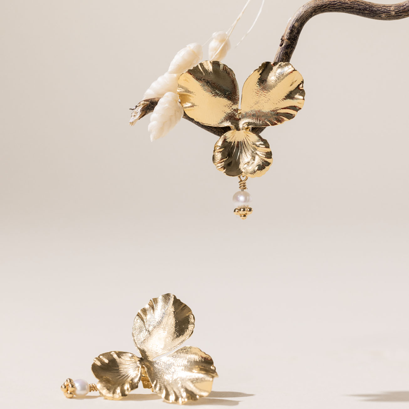 Pendientes <i>Pensamiento</i> perla de nacár