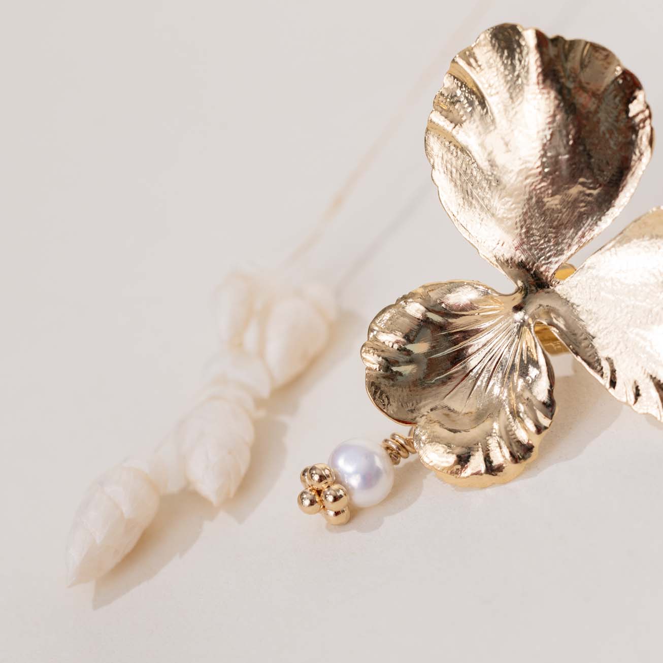 Pendientes <i>Pensamiento</i> perla de nacár