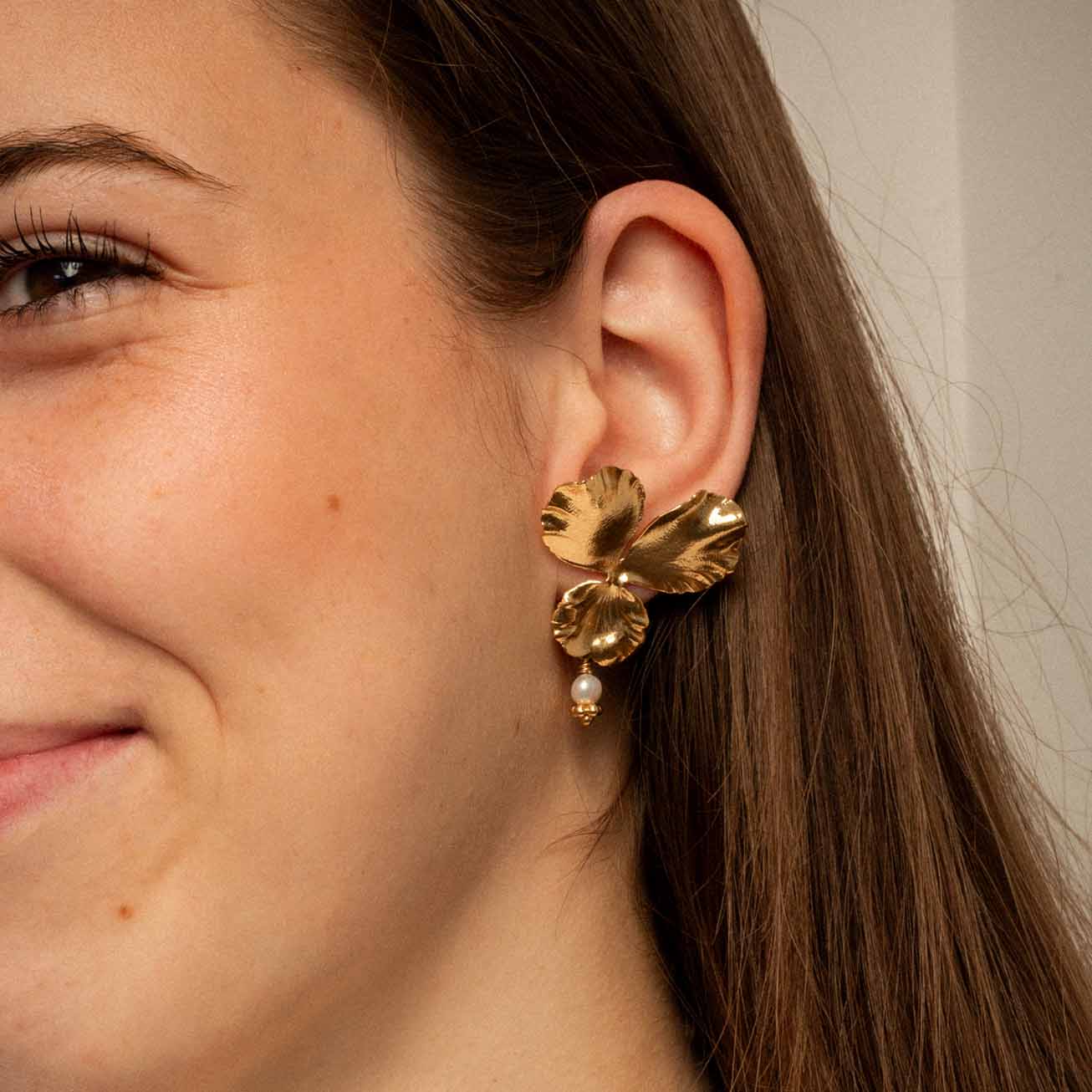 Pendientes <i>Pensamiento</i> perla de nacár