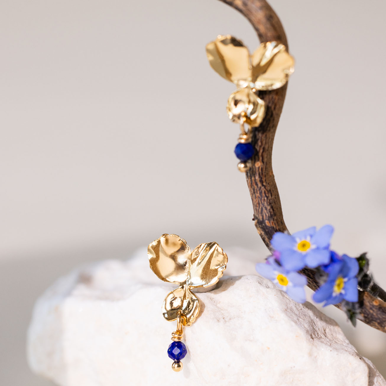 Pendientes <i>Pensamiento</i> y Lapislázuli