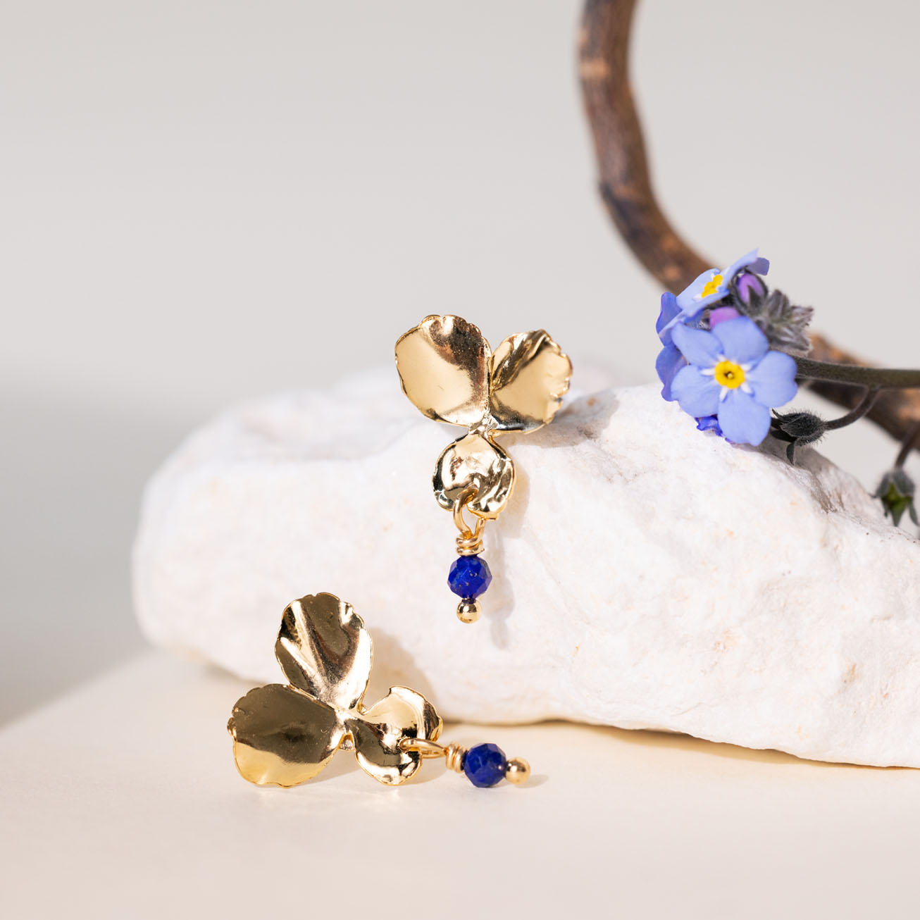 Pendientes <i>Pensamiento</i> y Lapislázuli