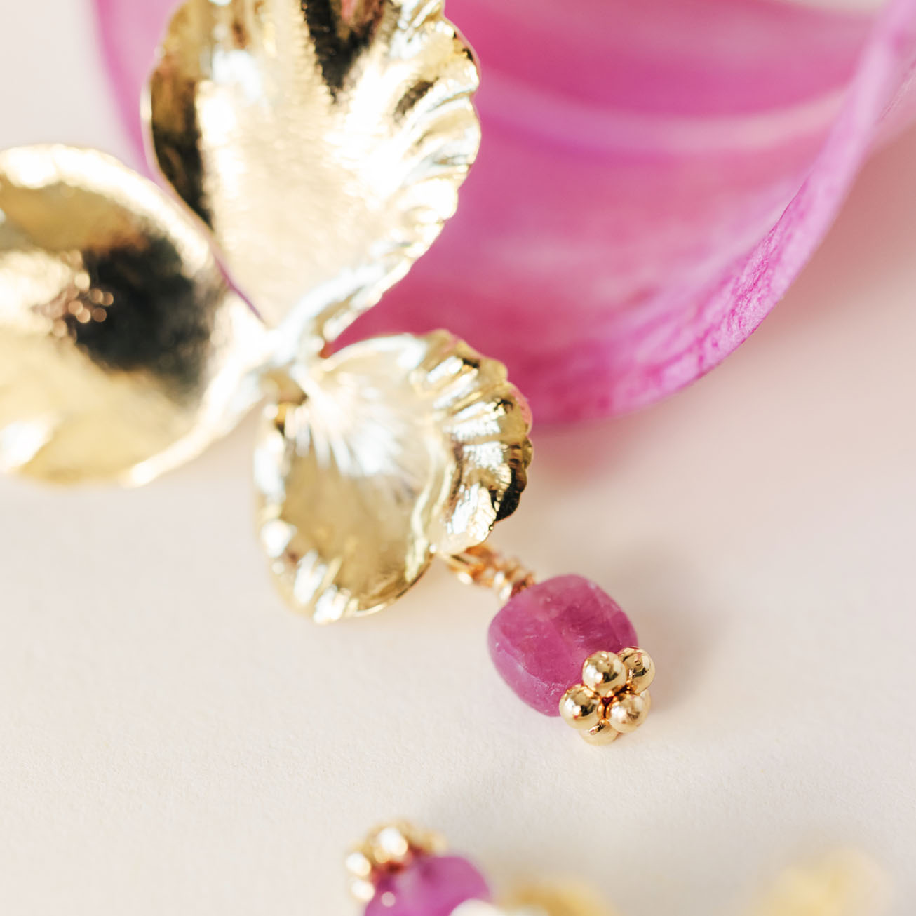 Pendientes <i>Pensamiento</i> piedra de Rubí