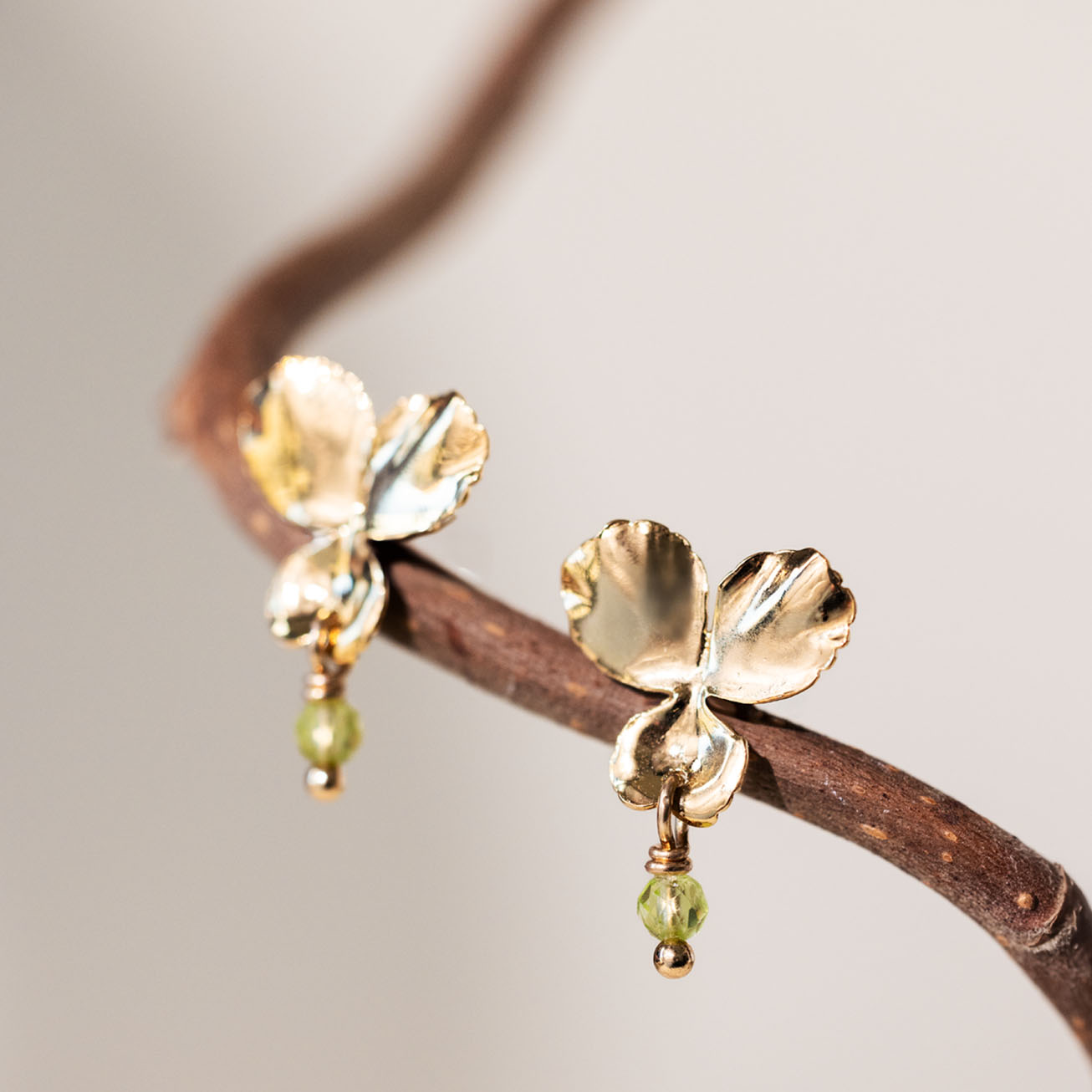 Pendientes flor <i>Pensamiento</i> Peridoto